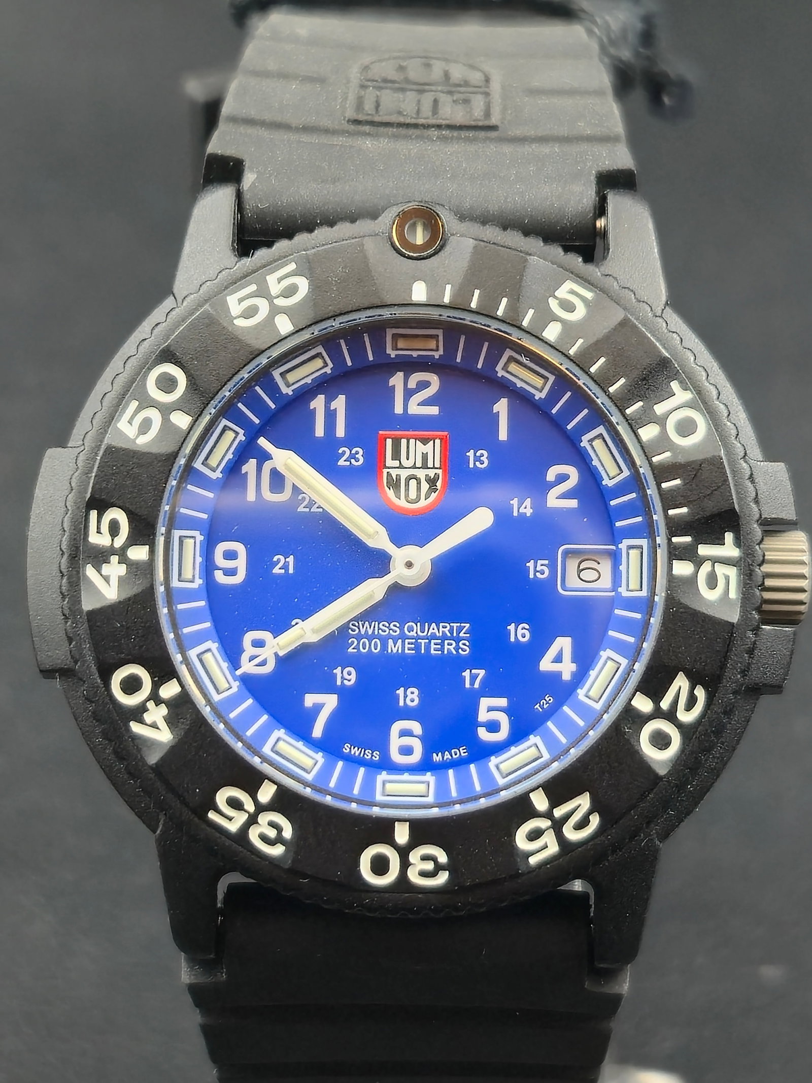 Luminox Navy SEAL Series 3000 42mm PC Carbon 200m Swiss Quartz Blue Dial Watch New Battery: Luminox Navy SEAL Series 3000/3900 V3 Swiss quartz dive watch with blue dial, inner 24-hour scale, and date at 3. Dial marked Swiss Quartz 200 Meters and Swiss Made T25. Unidirectional rotating bezel 