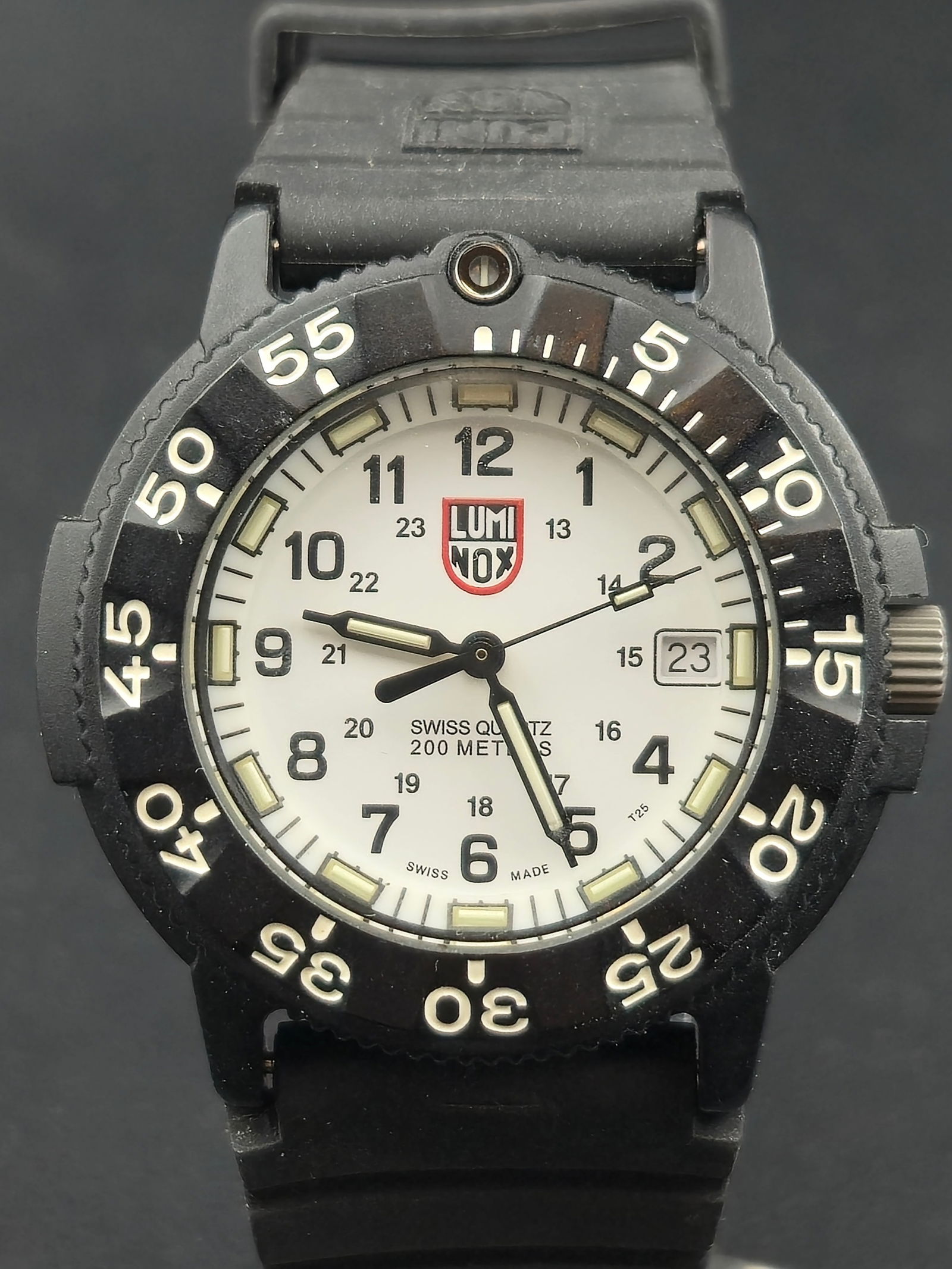 Luminox Navy SEAL Series 3000 42mm PC Carbon 200m Swiss Quartz White Dial Watch Needs Battery: Luminox Navy SEAL Series 3000/3900 V3 Swiss quartz dive watch with white dial, inner 24-hour scale, and date at 3. Dial marked Swiss Quartz 200 Meters and Swiss Made T25. Unidirectional rotating bezel