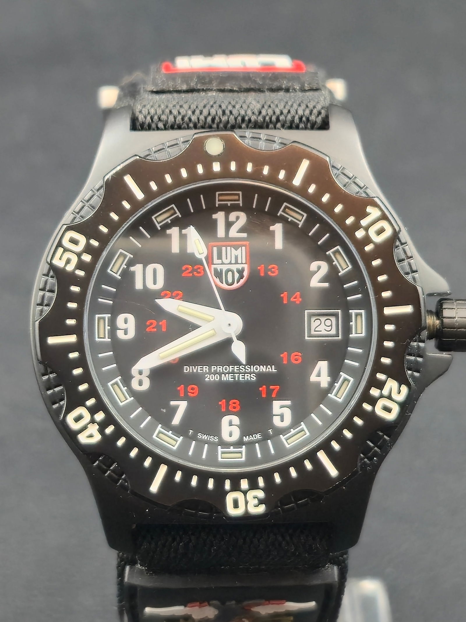 Luminox Navy SEAL Series 8400 44mm 200m Swiss Quartz Black Dial Dive Watch New Battery: Luminox Navy SEAL Series 8400 Swiss quartz dive watch with black dial, inner 24-hour red military scale, and date at 3. Dial marked Diver Professional 200 Meters and Swiss Made T25. Unidirectional rot