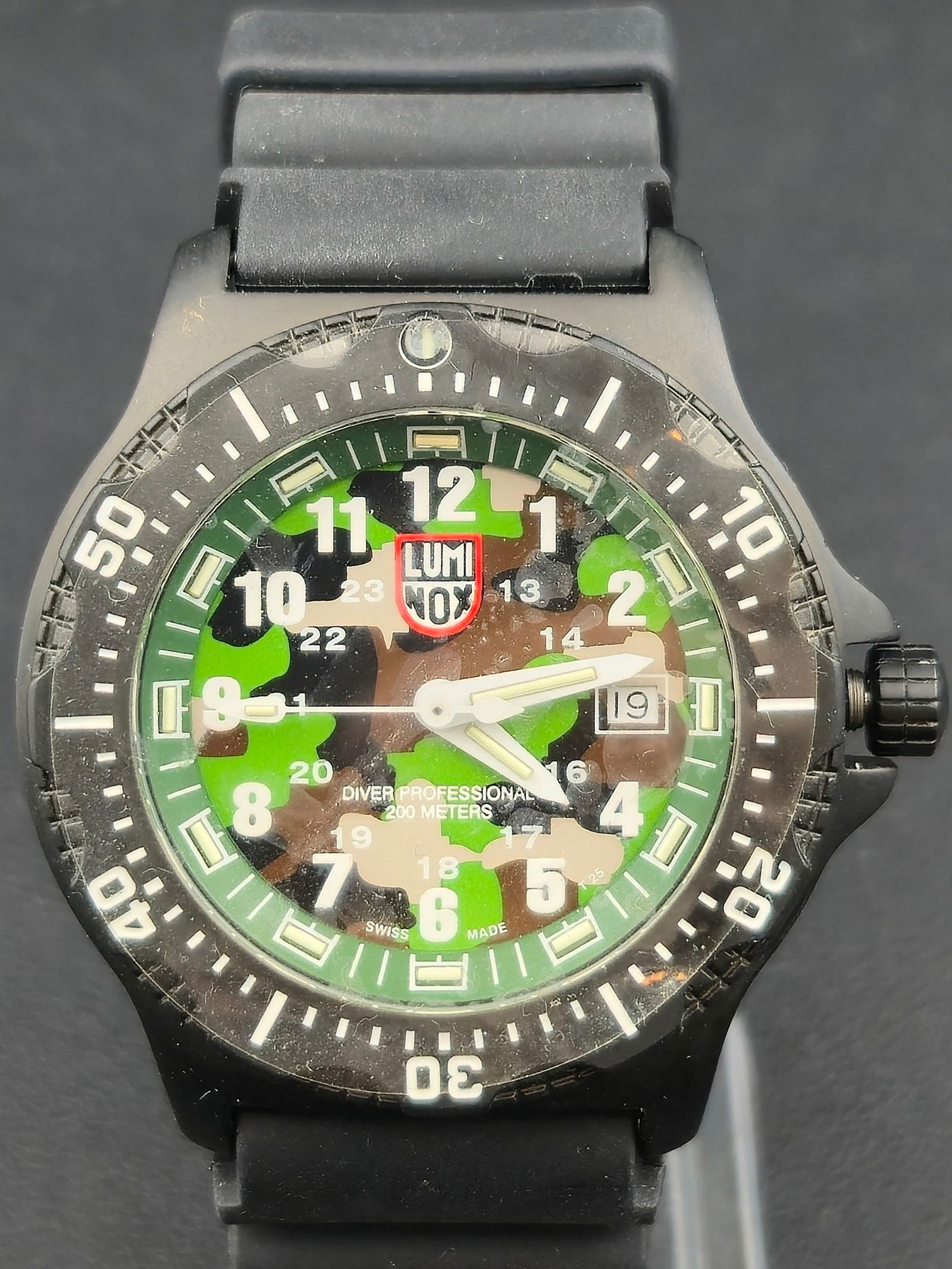 Luminox Navy SEAL Series 8400 44mm 200m Swiss Quartz Camo Dial Dive Watch New Battery: Luminox Navy SEAL Series 8400 Swiss quartz dive watch featuring green camouflage dial with inner 24-hour scale and date at 3. Dial marked Diver Professional 200 Meters and Swiss Made T25. Unidirection