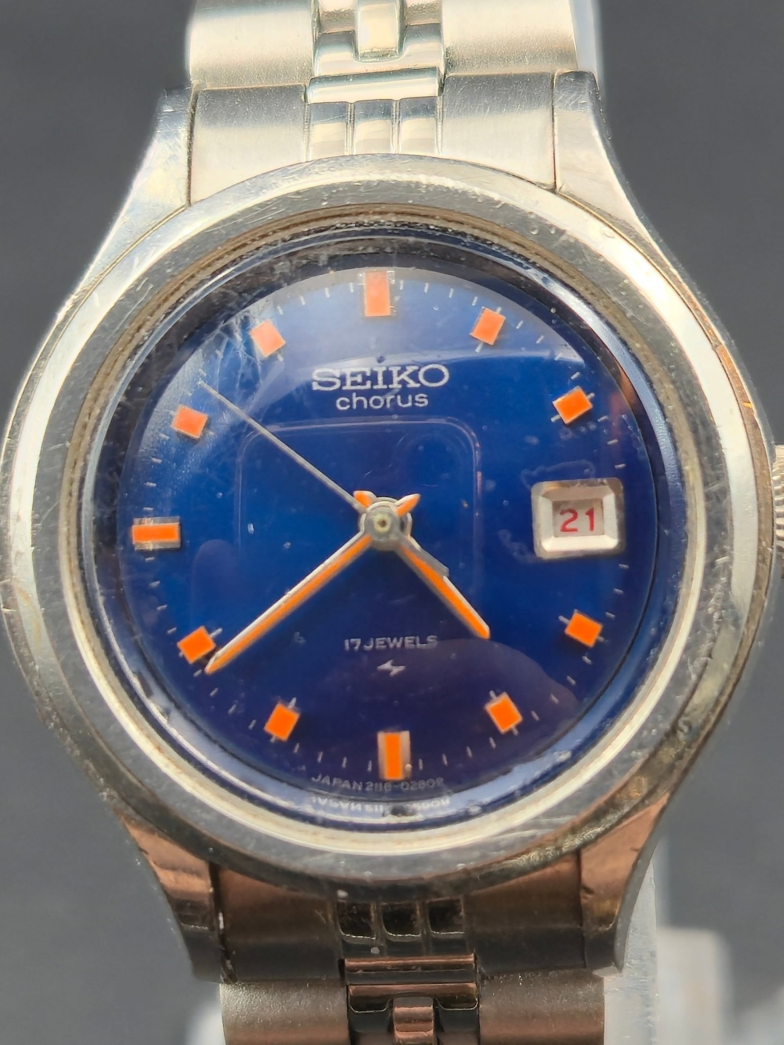 Seiko Chorus 2118-0200 26mm Blue Dial 17J Manual Wind Vintage Ladies Watch Runs: Vintage Seiko Chorus ladies wristwatch, reference 2118-0200, featuring deep blue dial with orange square hour markers and matching orange hands. Dial marked Seiko Chorus and 17 Jewels. Date display at