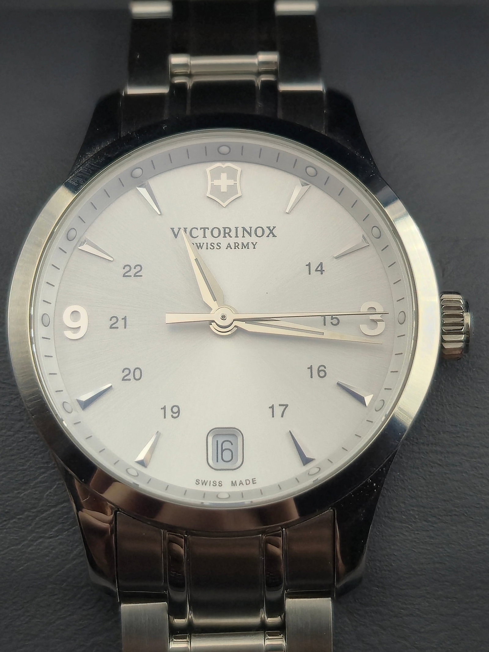 NOS Victorinox Swiss Army 241539 Alliance Silver Dial 100M Sapphire New Battery: New old stock Victorinox Swiss Army Alliance reference 241539 stainless steel quartz wristwatch featuring silver sunburst dial with applied Arabic 9 and 3 numerals, faceted hour markers, inner 24-hour
