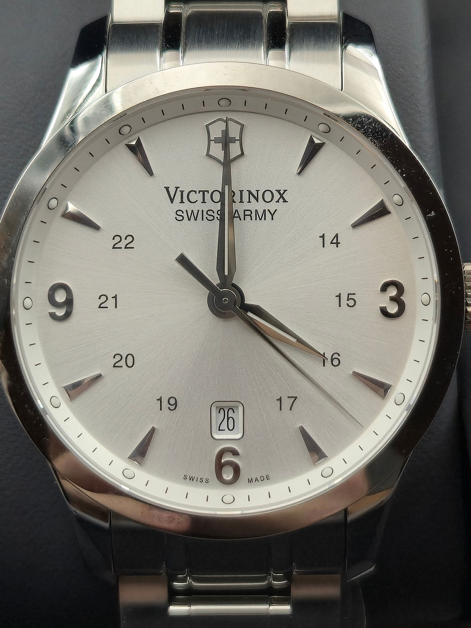 Victorinox Swiss Army Quartz Date Watch 40mm Stainless Steel Bracelet Box c2000s (1 of 11)