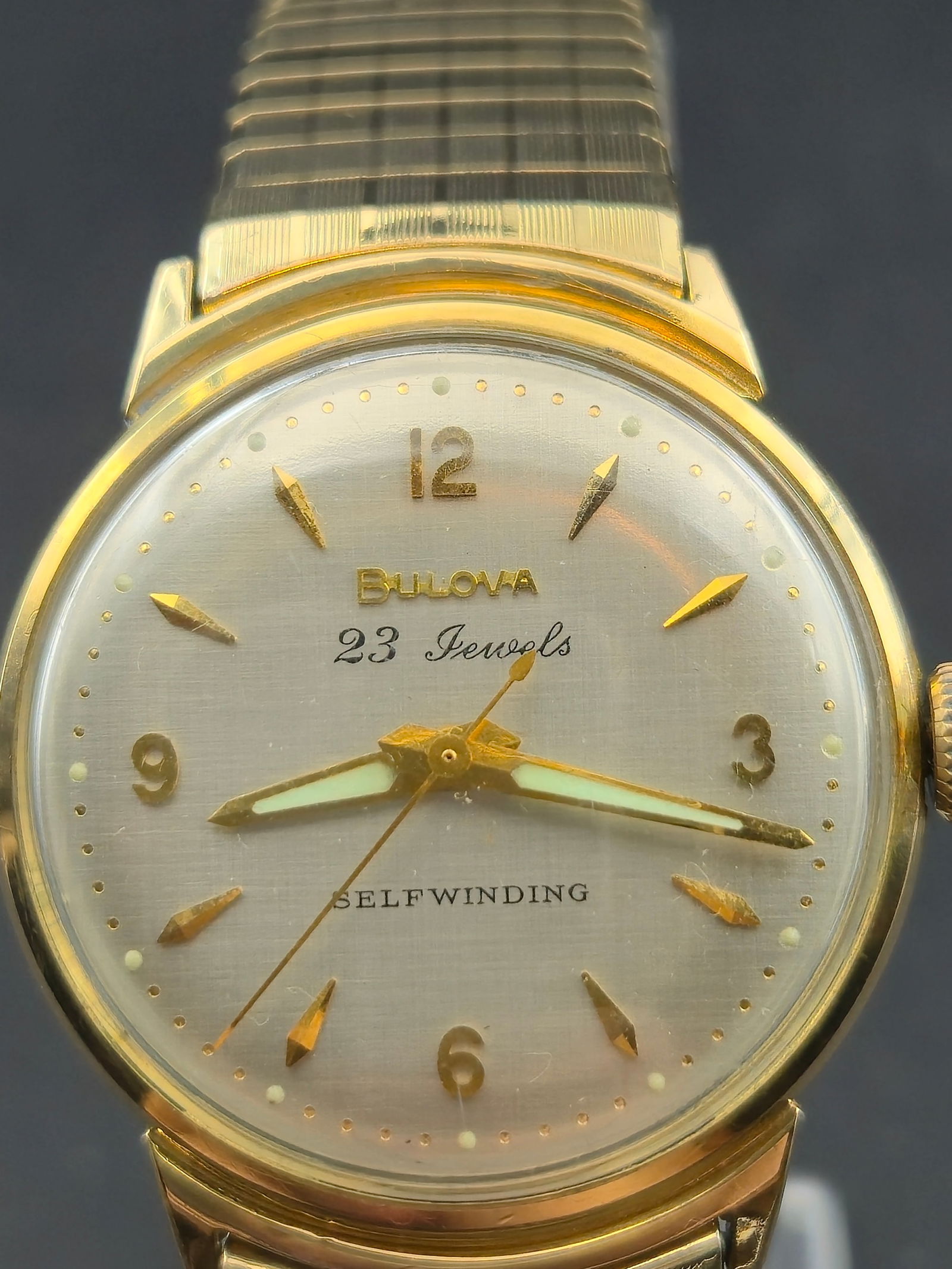 1962 Bulova 23 Jewel Self-Winding Automatic Watch 31mm M2 Full Set NOS w Box Papers Running: Vintage Bulova 23 Jewel self-winding wristwatch from 1962, presented as a complete NOS full set including the original Bulova 23 presentation box, outer box, hang tag, booklet, and warranty certificat