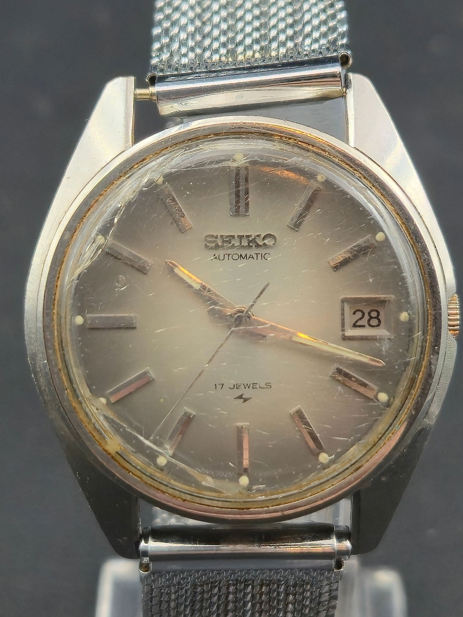 1970 Seiko Automatic Date Ref 7025-8009 17 Jewel Stainless Steel Watch 36mm Running: Vintage Seiko Automatic wristwatch featuring a sunburst dial with applied baton hour markers, luminous plots, and a date window at the 3 o’clock position. The dial is signed Seiko Automatic and 17 J