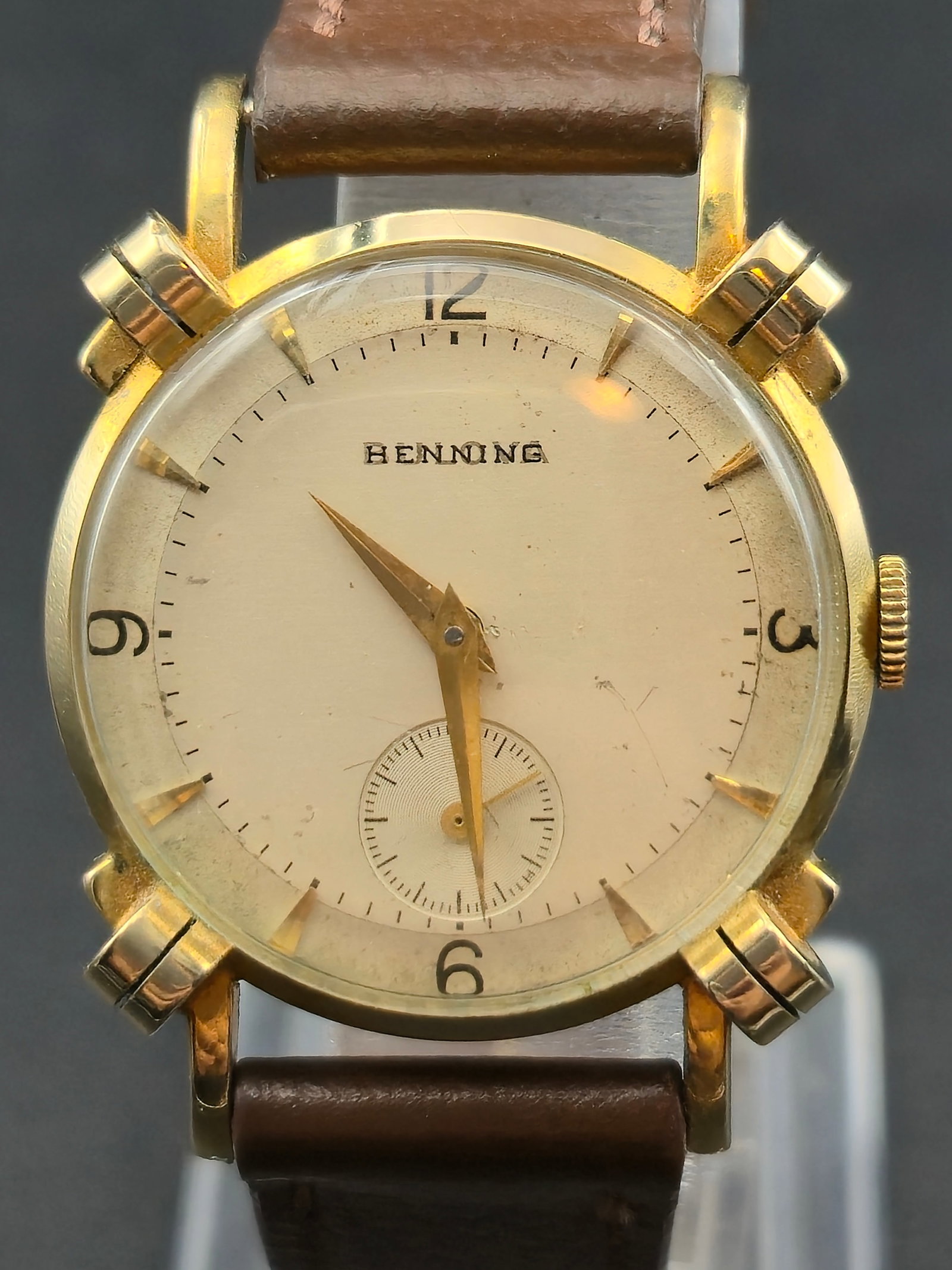 1950 Bulova 10BC 17J Henning Retailer Double Print Dial Roller Lug 10K RGP Watch 34mm Running: Vintage 1950 Bulova wristwatch featuring a retailer-signed dial marked Henning with a faint underlying Bulova print visible, indicating a double-printed retailer dial. The watch is powered by a Bulova