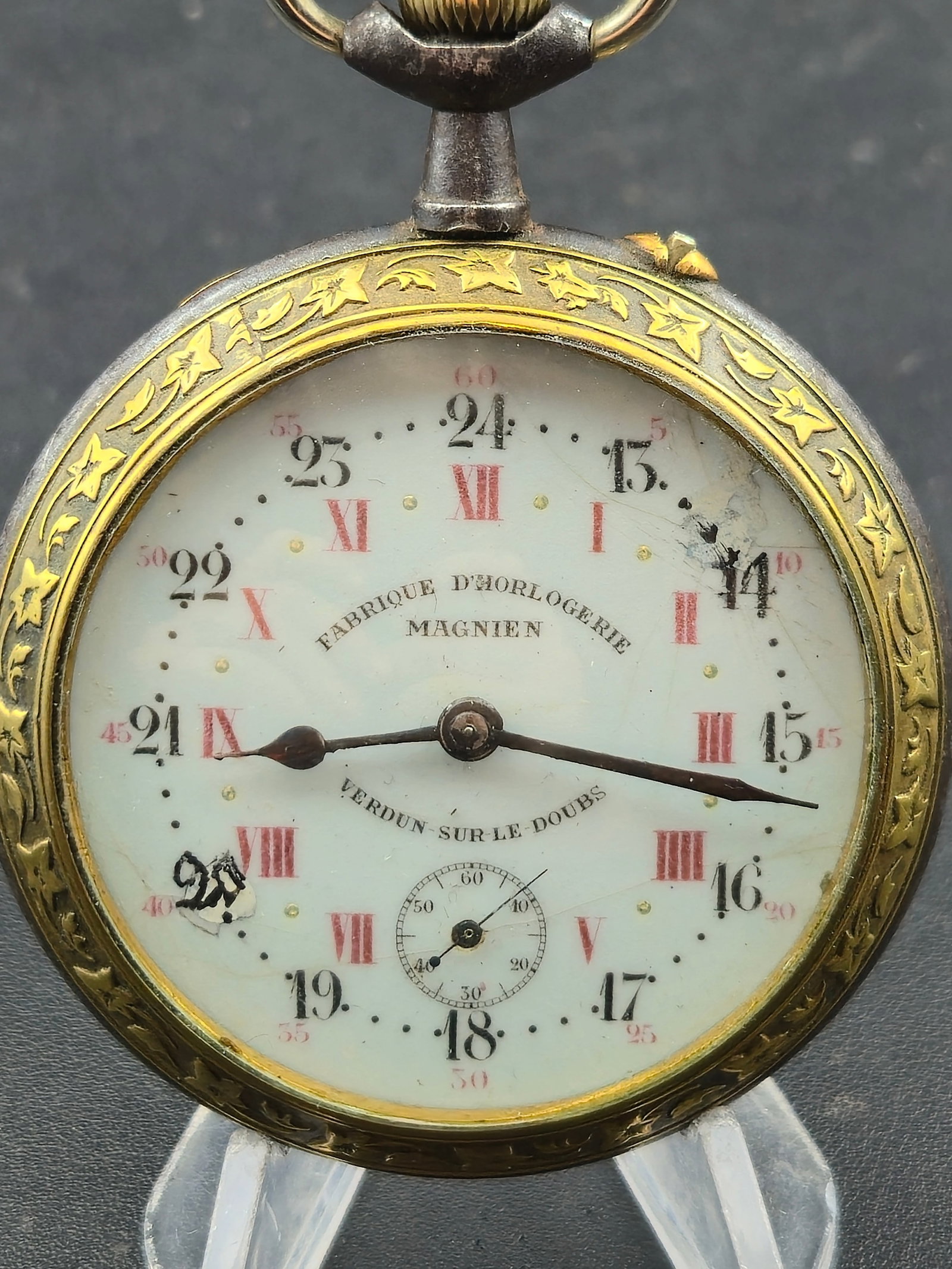 1900s Magnien Verdun Double Plateau 15 Rubis Pocket Watch 67mm Ornate Case Running: Antique Magnien pocket watch signed Fabrique D’Horlogerie Magnien Verdun Sur Le Doubs. Features a white enamel dial with outer Arabic numerals, inner red Roman numerals, and sub-seconds. Ornate case