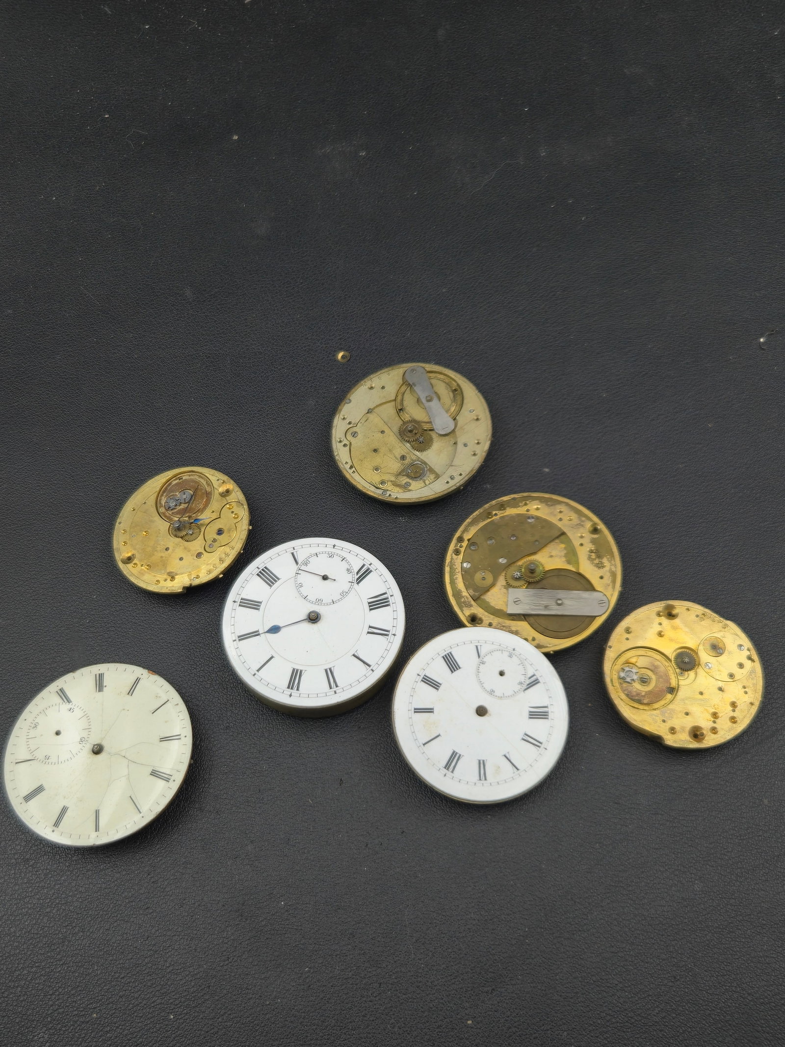 Swiss Pocket Watch Movement Lot Gilt Bridges Geneva Stripes Balance Complete: Lot of vintage Swiss pocket watch movements featuring gilt and brass bridge constructions, visible jewels, and classic mechanical layouts.This group includes multiple full plate and bridge-style movem