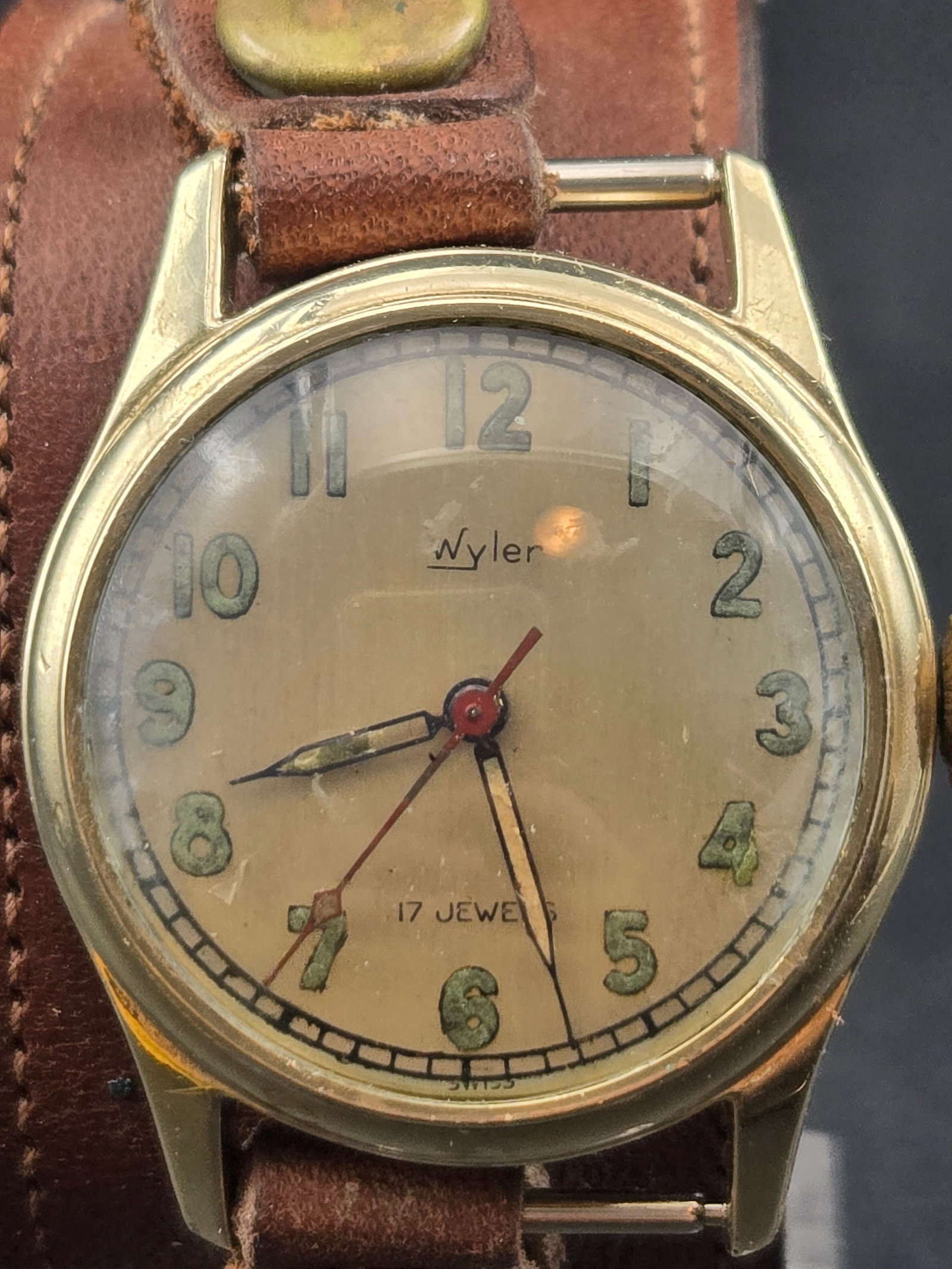 Wyler 1940s 17J Center Seconds Field Watch Swiss Manual 28mm Running: Vintage Wyler Swiss wristwatch dating to approximately the 1940s featuring a true center seconds layout in a classic field watch configuration. Original dial with full Arabic numerals, railroad minute