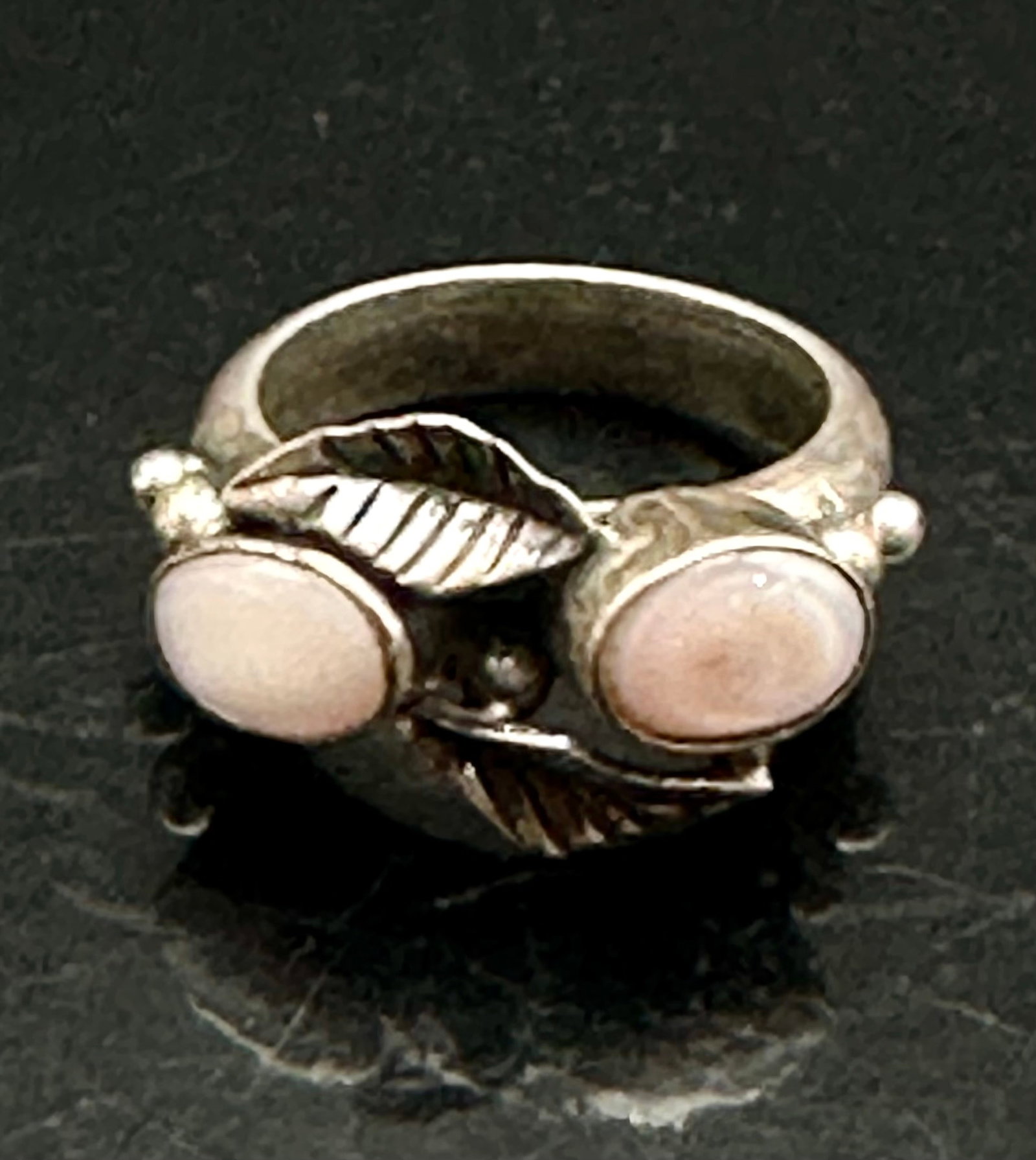 Navajo Sterling Silver Double Mother of Pearl Ring Leaf Motif Vintage 6g: A beautifully handcrafted vintage Southwestern ring, likely dating to the late 1970s–1980s, showcasing a classic blend of natural elegance and traditional silversmithing.At the center are two softly