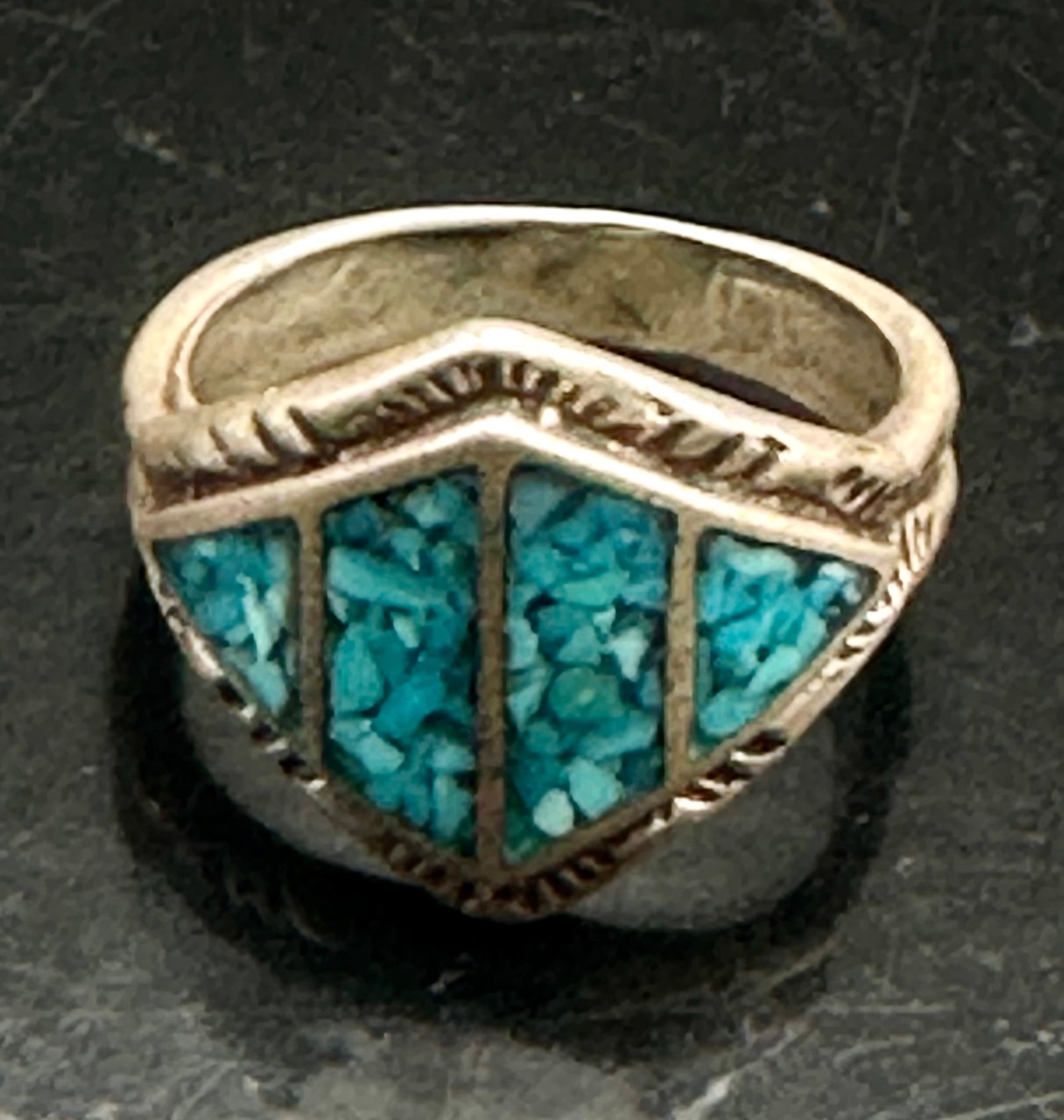 Vintage Sterling Silver Blue Turquoise Chip Inlay Ring 7g Southwestern Style: A bold geometric take on Southwestern design, this vintage sterling silver ring features a vibrant turquoise chip inlay arranged in a striking panel formation. The crushed turquoise creates a mosaic o