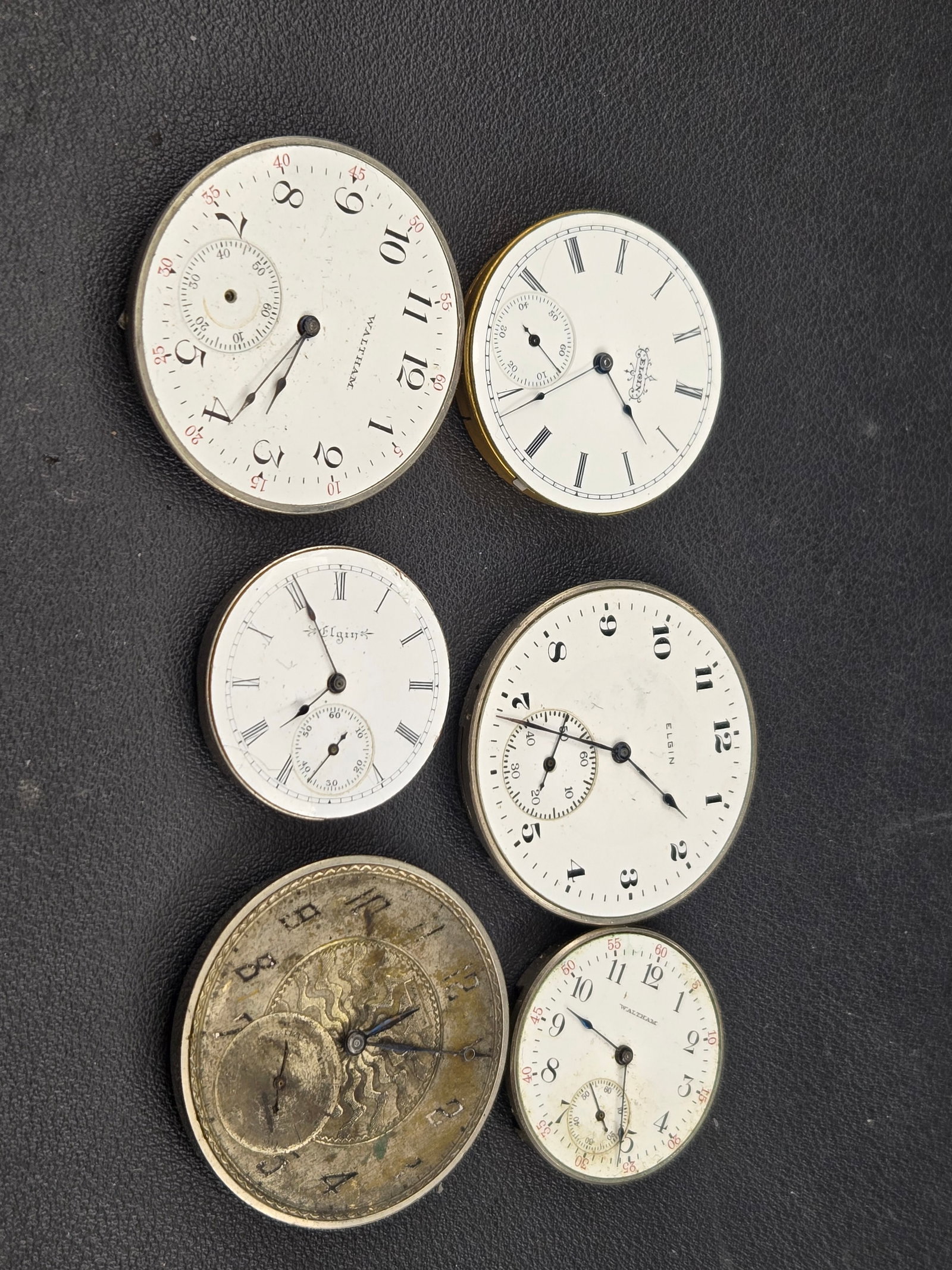 Elgin 17J Adj Waltham 15J Pocket Watch Parts Lot Dial Movement Mixed Untested c1900s: Mixed antique pocket watch parts lot featuring American movements and dials dating to the early 1900s. Includes a 17 jewel adjusted Elgin movement and a Waltham 15 jewel movement, along with additiona