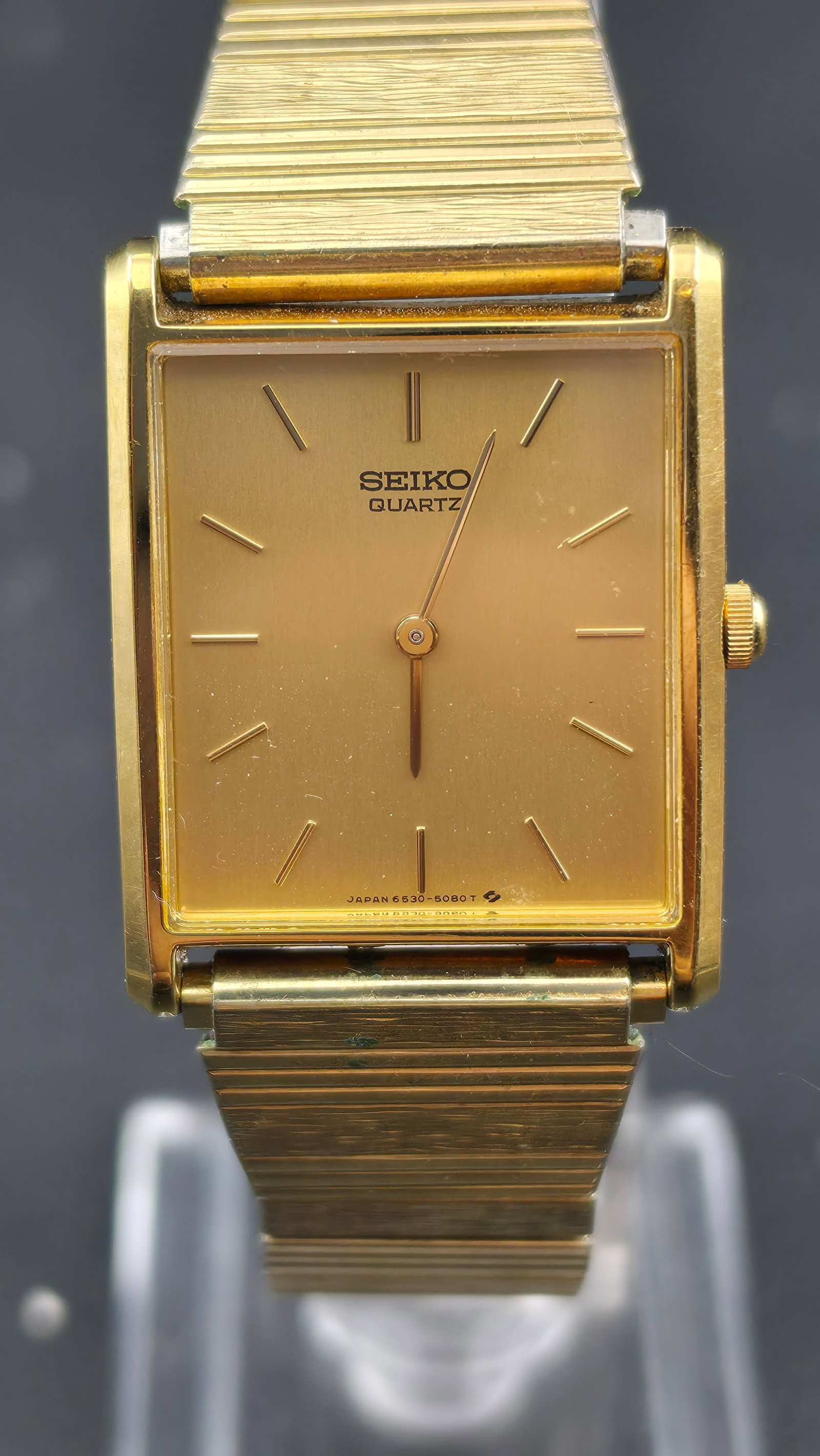 1985 Seiko Quartz Tank 6530-5079 25mm Gold Dial Rectangular Watch New Battery: Seiko quartz rectangular tank-style wristwatch with gold tone case and matching expansion bracelet. Gold dial with applied markers, signed Seiko Quartz, dial marked Japan 6530-5080T. Caseback stamped 