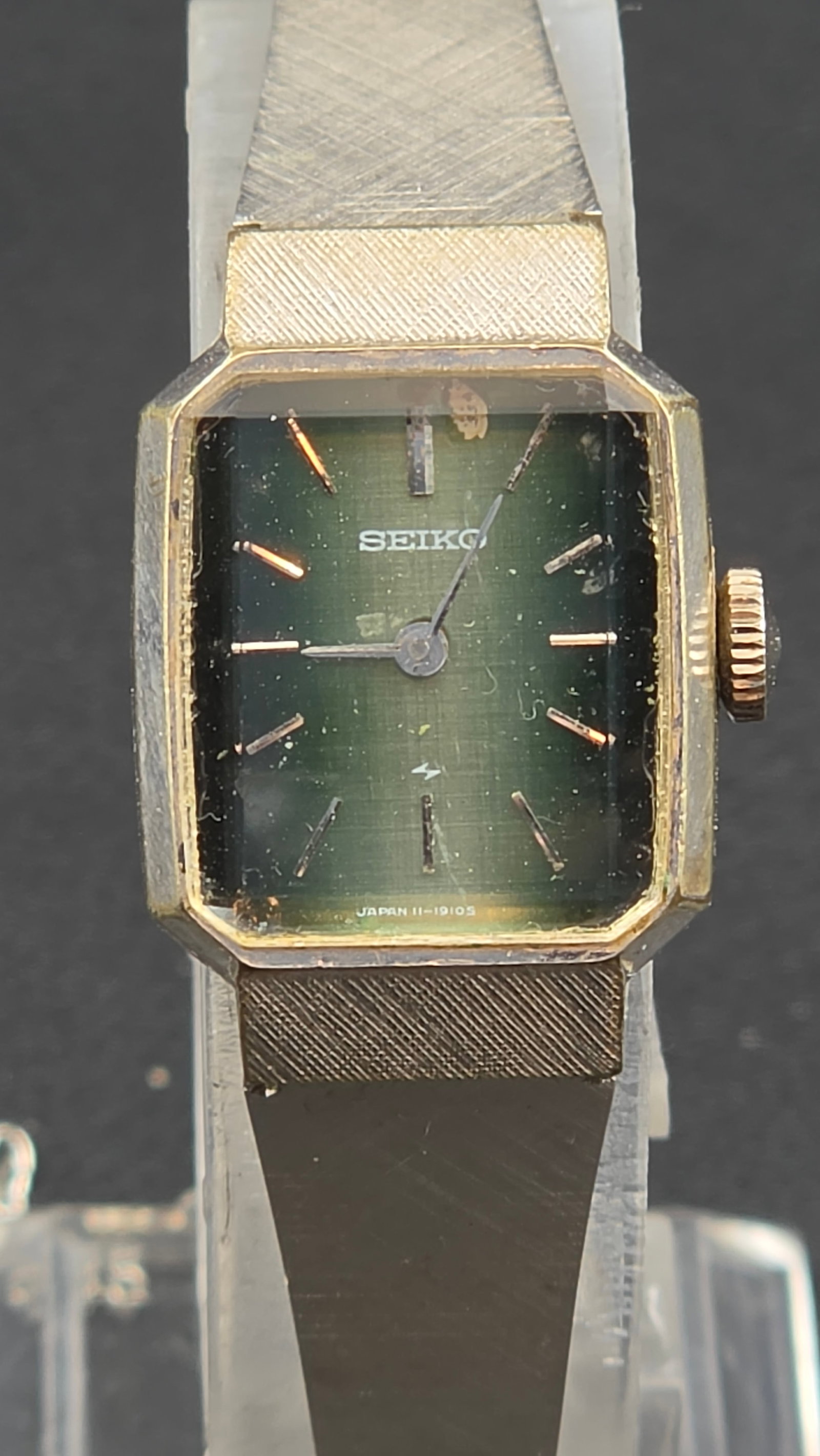 Vintage Seiko Tank Style Quartz Green Dial Gold Tone Ladies Watch 3D08 Running: Vintage Seiko ladies quartz wristwatch featuring a rectangular tank-style case with gold-tone finish and a green sunburst dial. Dial signed Seiko with applied baton indices and slim hands. Caseback ma