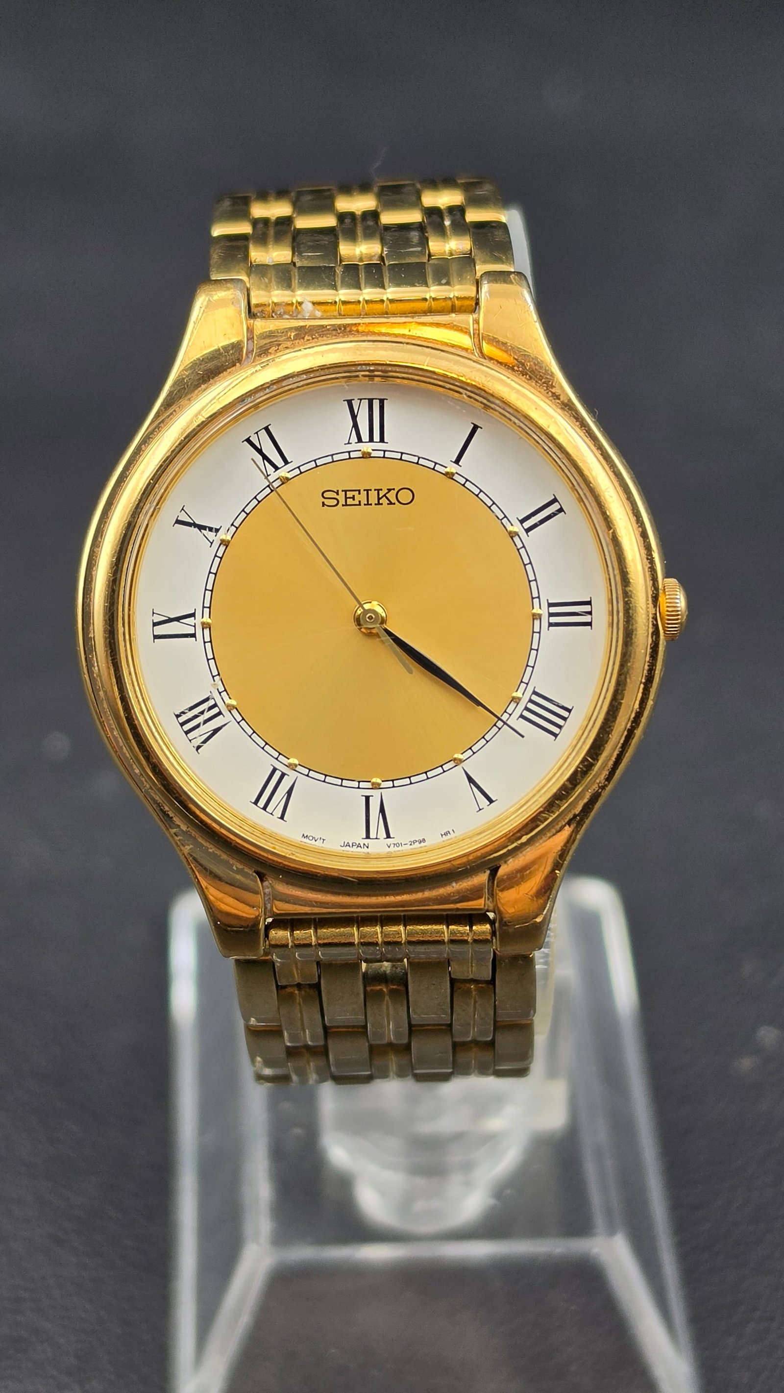 Seiko Quartz Roman Dial Gold Tone Dress Watch V701-1Y70 1999 Vintage 33mm Running: Vintage Seiko quartz dress watch featuring a gold-tone dial with Roman numeral chapter ring and minimalist two-hand layout. Dial marked Mov’t Japan V701-2990.Caseback stamped Seiko Water Resistant B