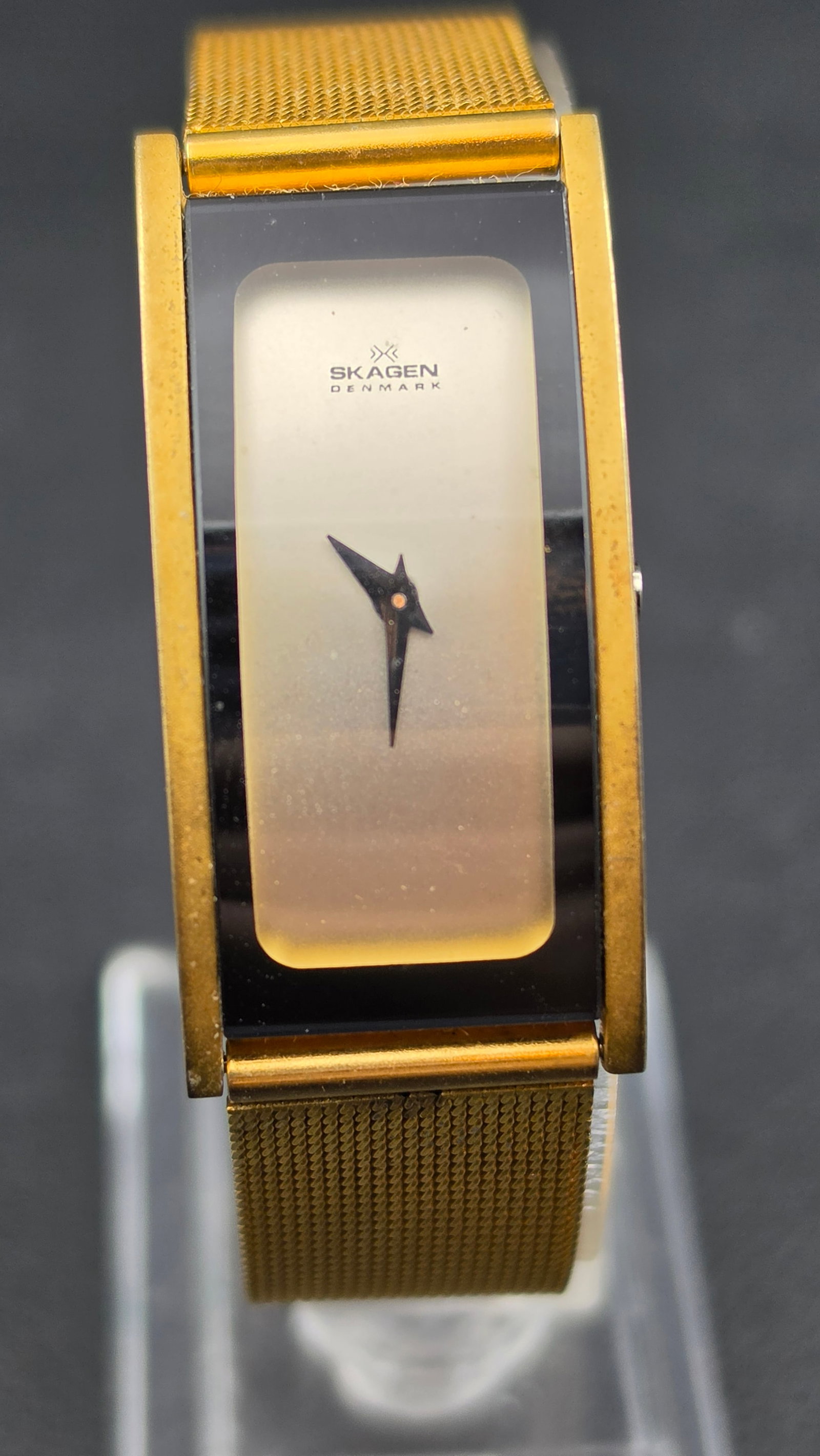 Skagen Denmark Gold Tone Rectangular Minimalist Watch 20mm Mesh Bracelet Running: Skagen Denmark quartz wristwatch featuring a slim rectangular case with minimalist dial and signature Scandinavian design. Gold-tone case with black accent frame and integrated gold-tone mesh bracelet