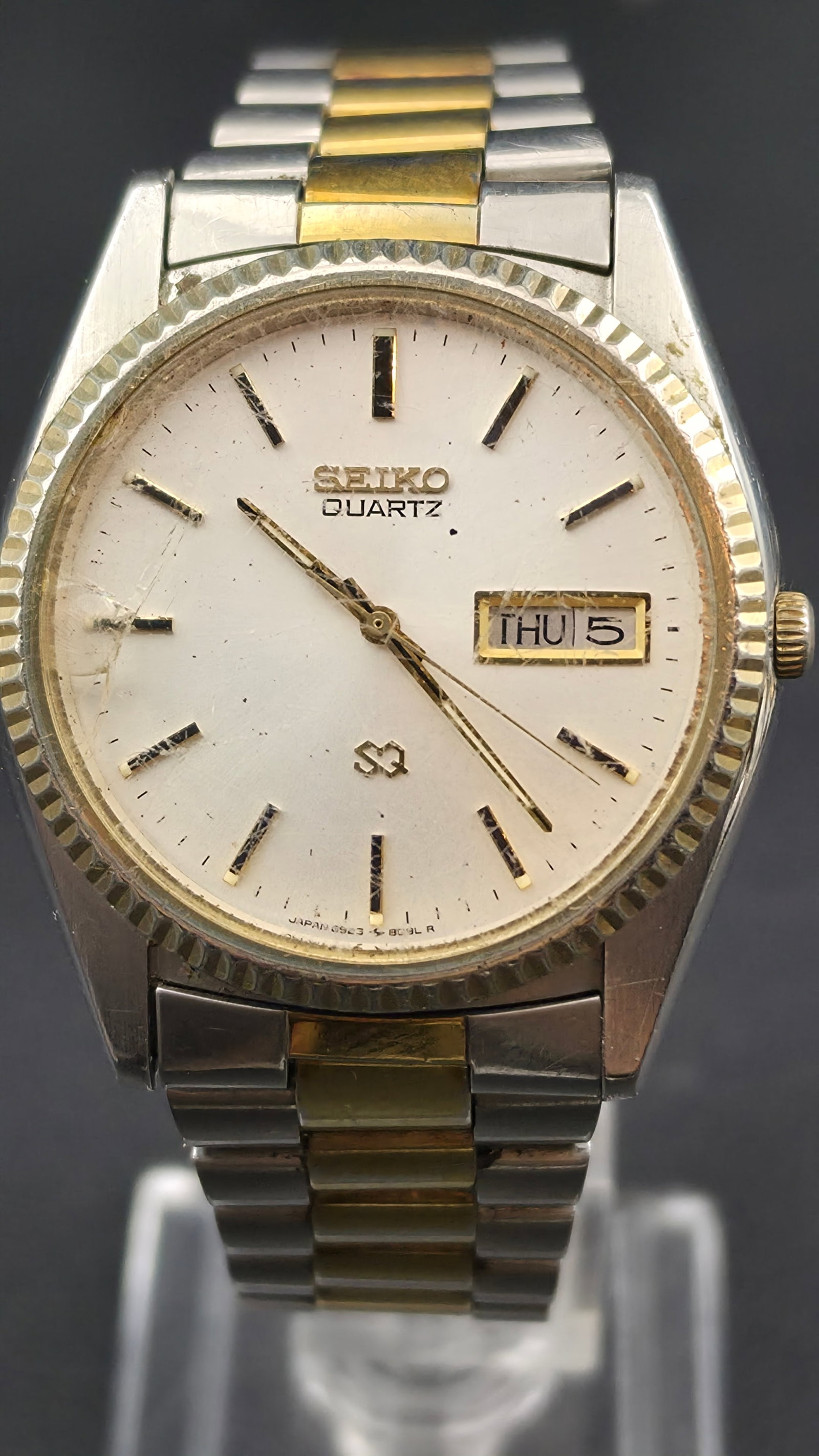 Seiko Quartz SQ Day Date Two Tone Fluted Bezel Watch 6923-8089 Running New Battery: Vintage Seiko Quartz wristwatch with day and date display. The dial reads Seiko Quartz with the SQ logo printed below the center and Japan 6923-8089 R printed along the lower dial edge. The dial is si