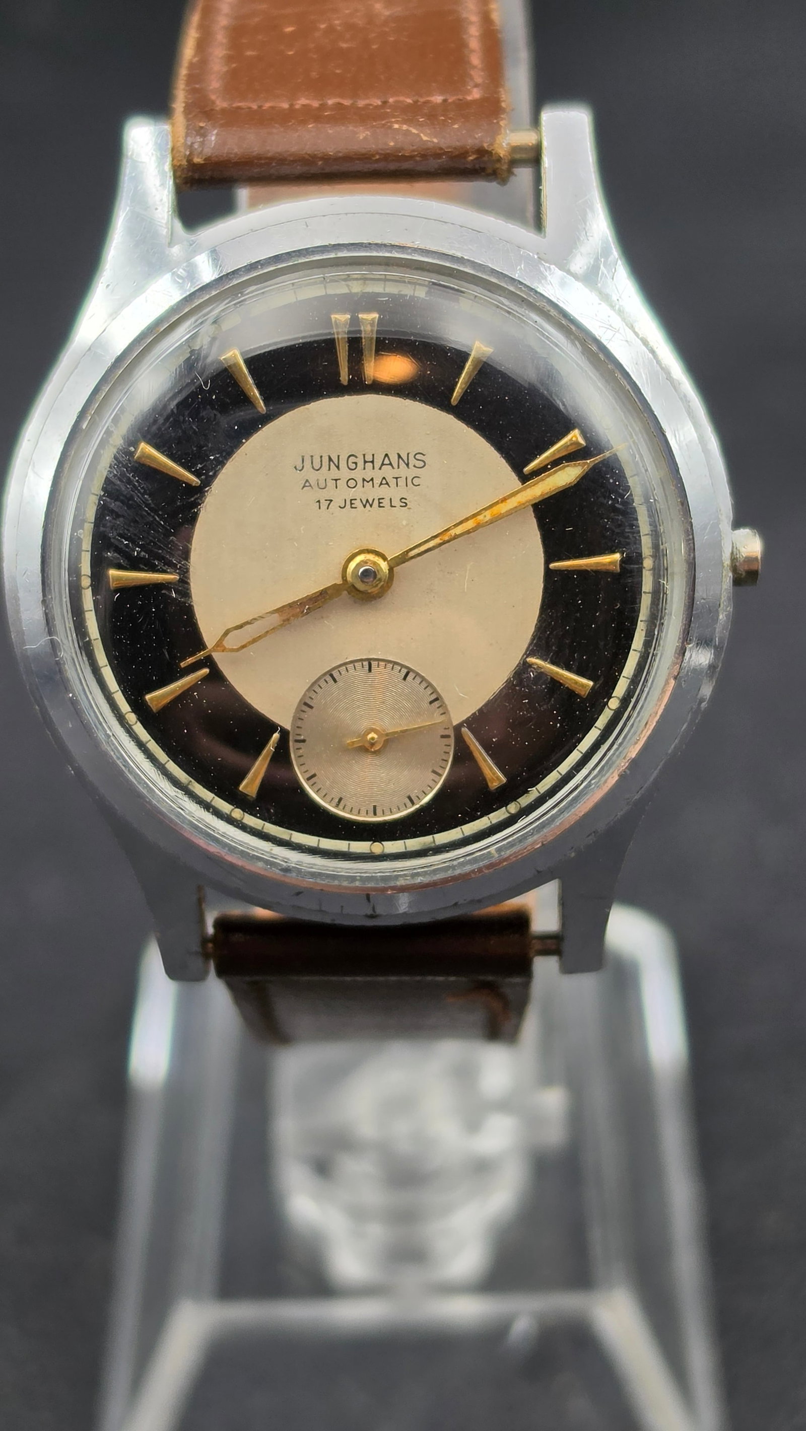 Junghans Automatic 17J Bullseye Dial Cal 98/5 34mm USAREUR Basketball Champ 1953-1954: Vintage Junghans automatic 17 jewel wristwatch featuring the desirable two-tone bullseye dial design. The cream center circle displays Junghans Automatic 17 Jewels in print, surrounded by a black oute
