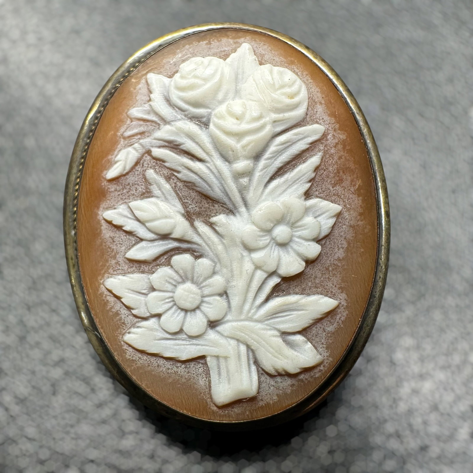 7g Antique Italian Carved Sardonyx Shell Bouquet Cameo & Sterling Silver Brooch/Pendant: 7g Antique Italian Carved Sardonyx Shell Bouquet Cameo & Sterling Silver Brooch/Pendant:Brand/Model: No hallmark.Manufacturer Location: Not marked.Year Produced: Unknown.Condition: Good vintage condit