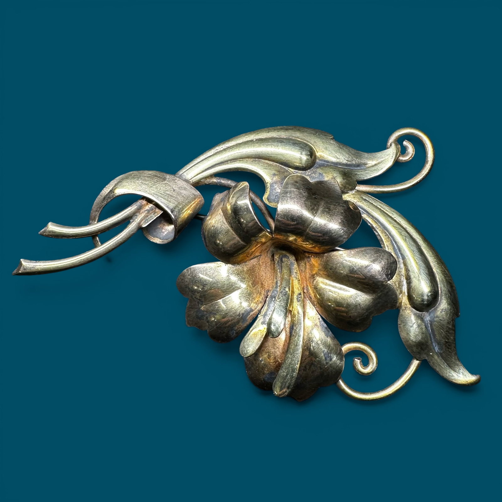 13g Antique Carl-Art Inc. 12k Gold Filled Sterling Silver Floral Brooch: 13g Antique Carl-Art Inc. 12k Gold Filled Sterling Silver Floral BroochBrand/Model: Carl-Art Inc.Manufacturer Location: Providence, Rhode Island.Year Produced: 1940s.Condition: Good vintage condition 
