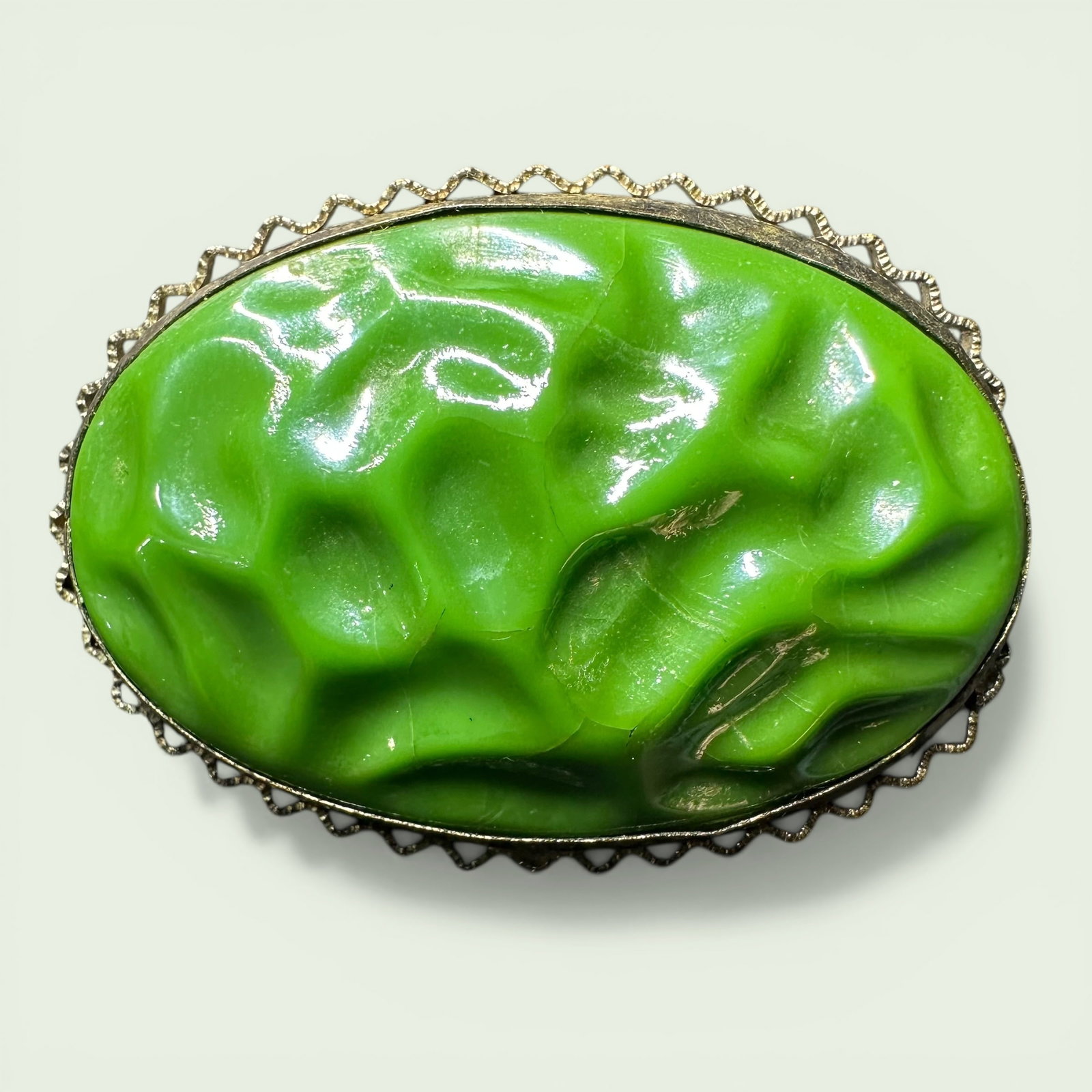 7g Vintage Czech Green Glass Brooch: 7g Vintage Czech Green Glass Sterling Silver Brooch:Brand/Model: No hallmark.Manufacturer Location: Czechoslovakia.Year Produced: Unknown.Condition: Good vintage condition with surface wear, light scr