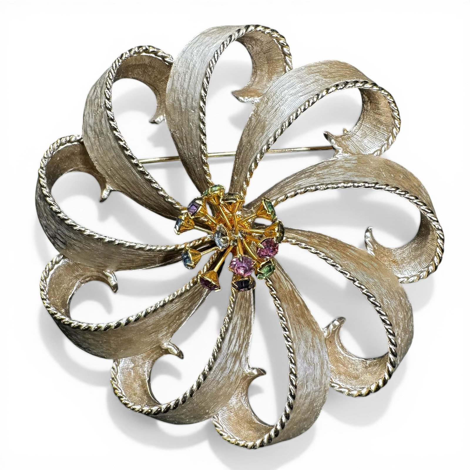 29g Vintage Gold Tone Ribbon Pinwheel Rhinestone Brooch: 29g Vintage Gold Tone Ribbon Pinwheel Rhinestone Brooch:Brand/Model: No hallmark.Manufacturer Location: Not marked.Year Produced: 1950s-1960s.Condition: Good vintage condition with surface wear, light