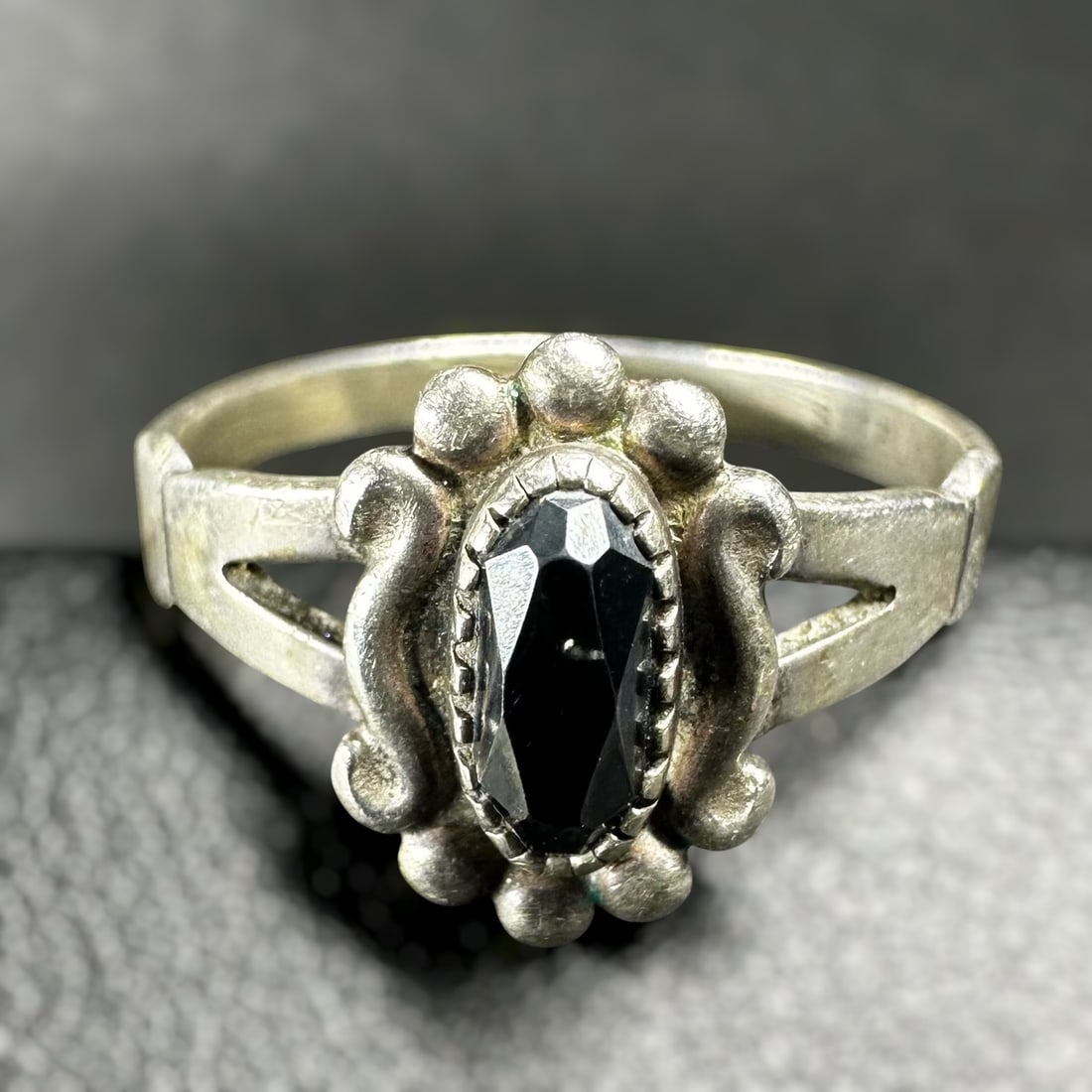 Sz7.75/2g Native American Sterling Silver Hematite Ring: Sz7.75/2g Native American Sterling Silver Hematite Ring:Brand/Model: Unknown Native American artisan; no hallmark.Manufacturer Location: United States.Year Produced: Unknown.Condition: Good condition 