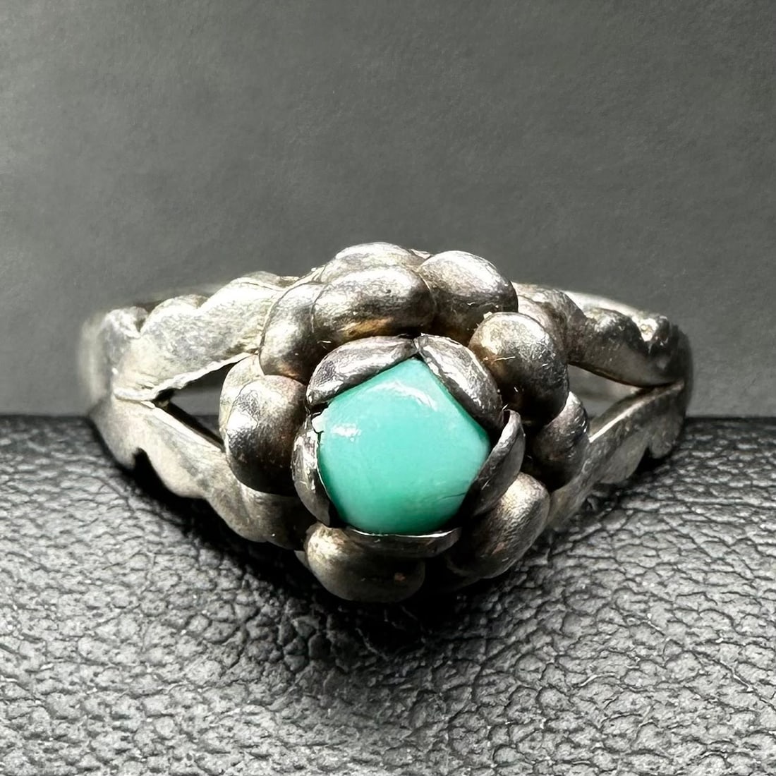 Sz5.5/2g Native American Sterling Silver Sleeping Beauty Turquoise Ring: Sz5.5/2g Native American Sterling Silver Sleeping Beauty Turquoise Ring:Brand/Model: Unknown. No hallmark.Manufacturer Location: United States.Year Produced: Unknown.Condition: Good condition with lig