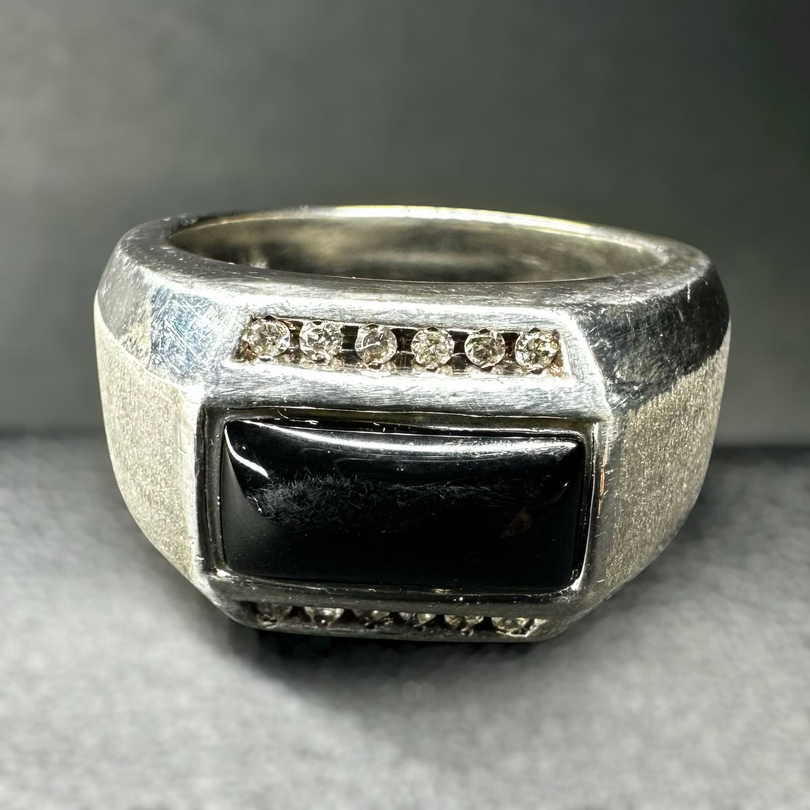 Sz10/14g Samuel Aaron Inc. Men's 925 Sterling Silver Onyx & Cubic Zirconia Ring: Sz10/14g Men's 925 Sterling Silver Onyx & Cubic Zirconia RingBrand/Model: Samuel Aaron Inc. Marked "SAI."Manufacturer Location: New York.Year Produced: Unknown.Condition: Good condition with surface w