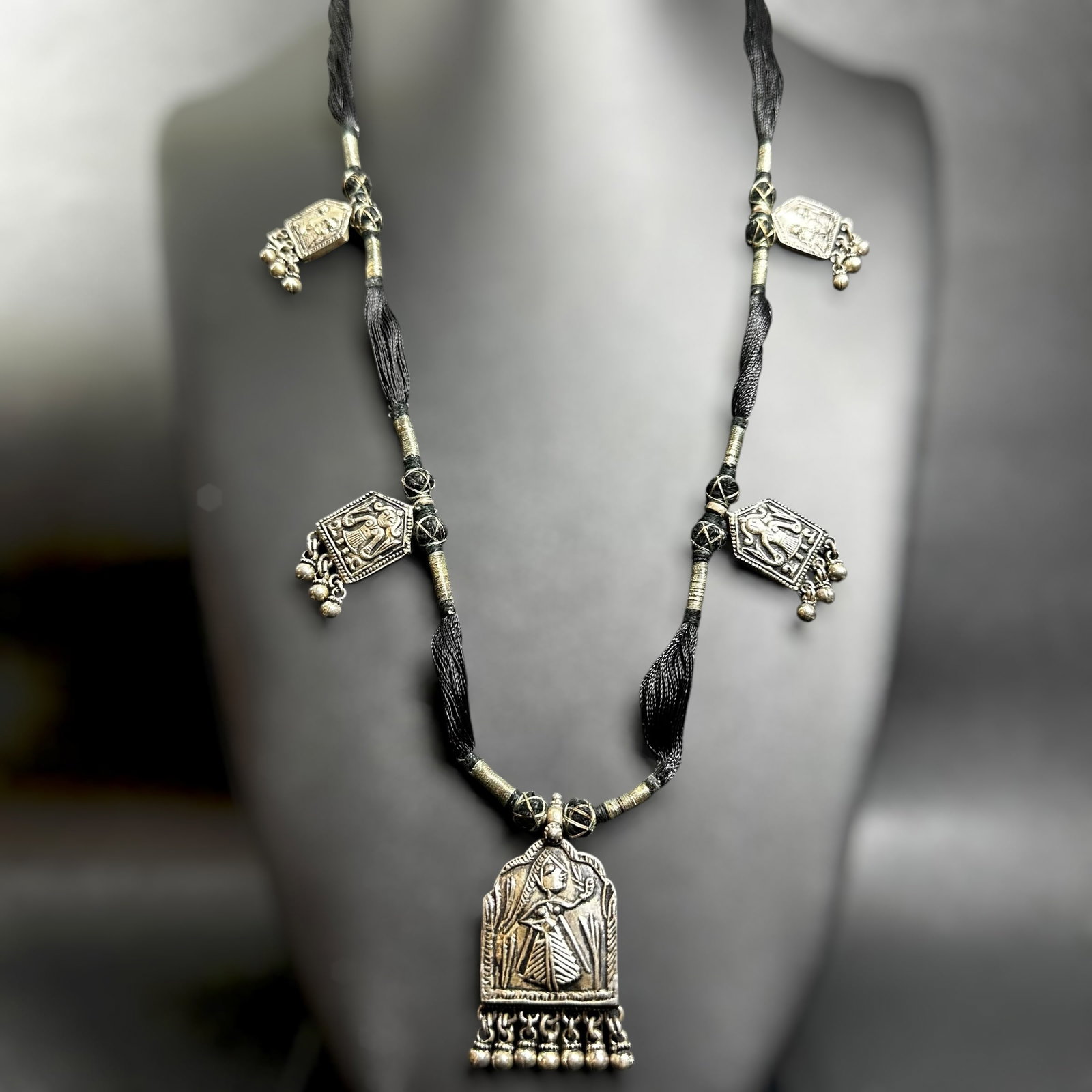 30”/39g Vintage Sterling Silver Kaasu Malai Dori Pendant Necklace: 30”/39g Vintage Sterling Silver Kaasu Malai Dori Pendant Necklace:Brand/Model: No hallmark.Manufacturer Location: India.Year Produced: Unknown.Condition: Good condition with visible surface wear