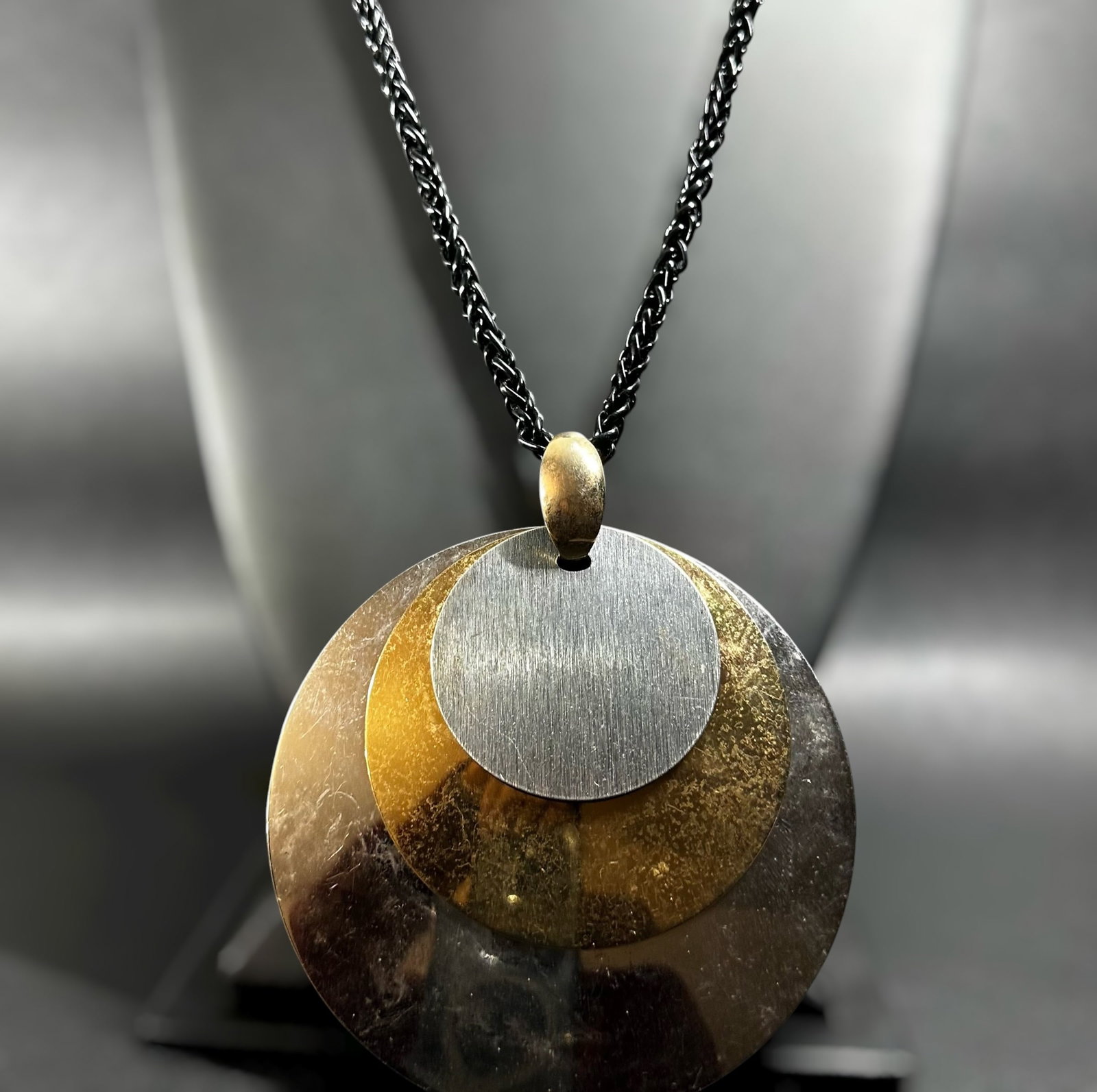 28”/141g Vintage Mixed Metal Disc Pendant Chain Necklace: 28”/141g Vintage Mixed Metal Disc Pendant Chain NecklaceBrand/Model: No hallmark.Manufacturer Location: Not marked.Year Produced: Unknown.Condition: Good condition with surface wear, scratches, 