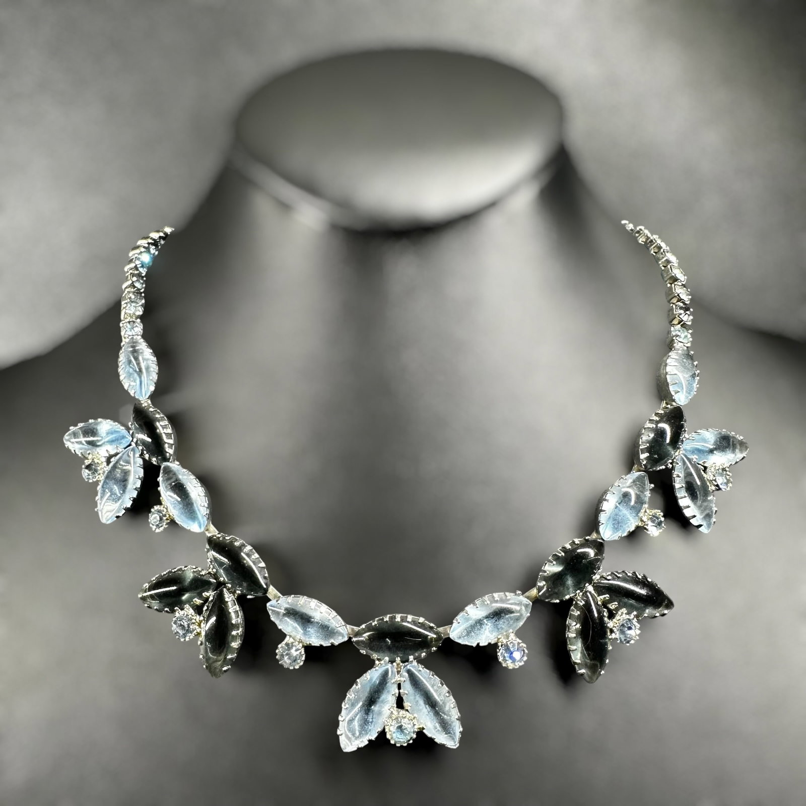 14”/29g Vintage Silver Tone Blue Glass Rhinestone Necklace: 14”/29g Vintage Silver Tone Blue Glass Rhinestone Necklace:Brand/Model: No hallmark.Manufacturer Location: Not marked.Year Produced: Unknown.Condition: Good vintage condition with surface wear, 