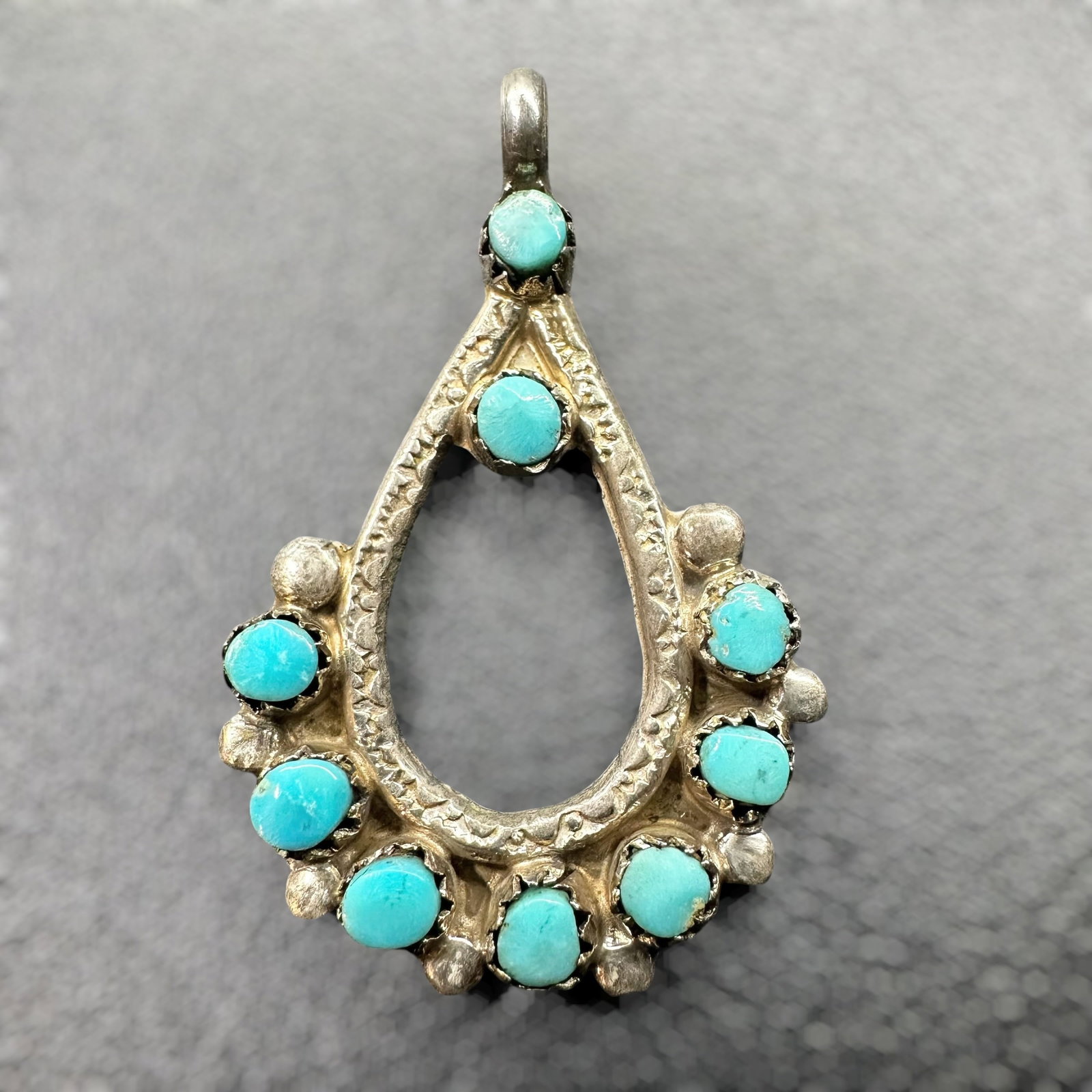 5g Vintage Native American Sterling Silver Sleeping Beauty Turquoise Petit Point Pendant: 5g Vintage Native American Sterling Silver Sleeping Beauty Turquoise Petit Point Pendant:Brand/Model: No hallmark.Manufacturer Location: Not marked.Year Produced: Unknown.Condition: Good condition wit