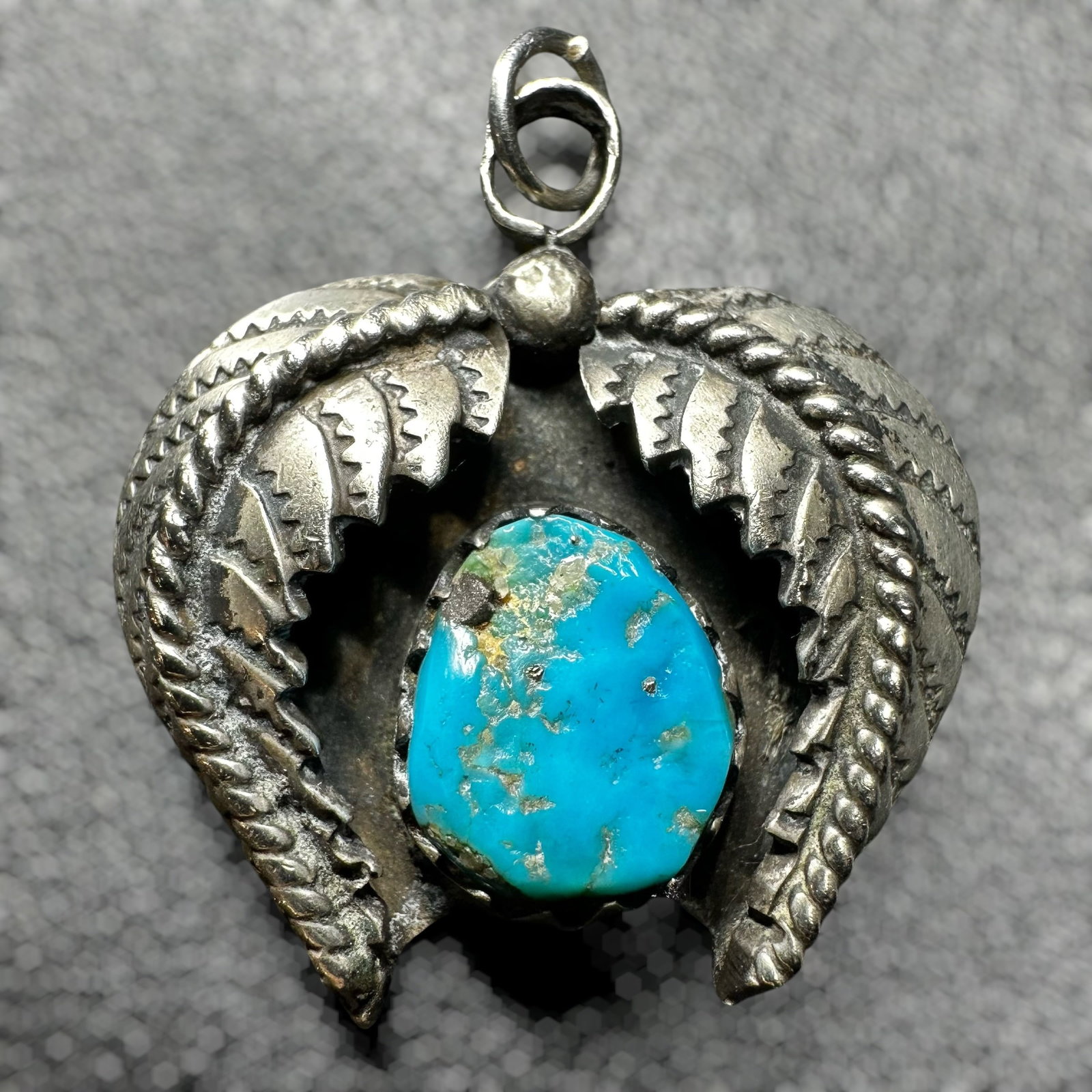 9g Native American Sterling Silver Kingman Turquoise Pendant: 9g Native American Sterling Silver Kingman Turquoise Pendant:Brand/Model: Unknown; No hallmark.Manufacturer Location: Not marked; Native American Navajo style pendant.Year Produced: Unknown.Condition: