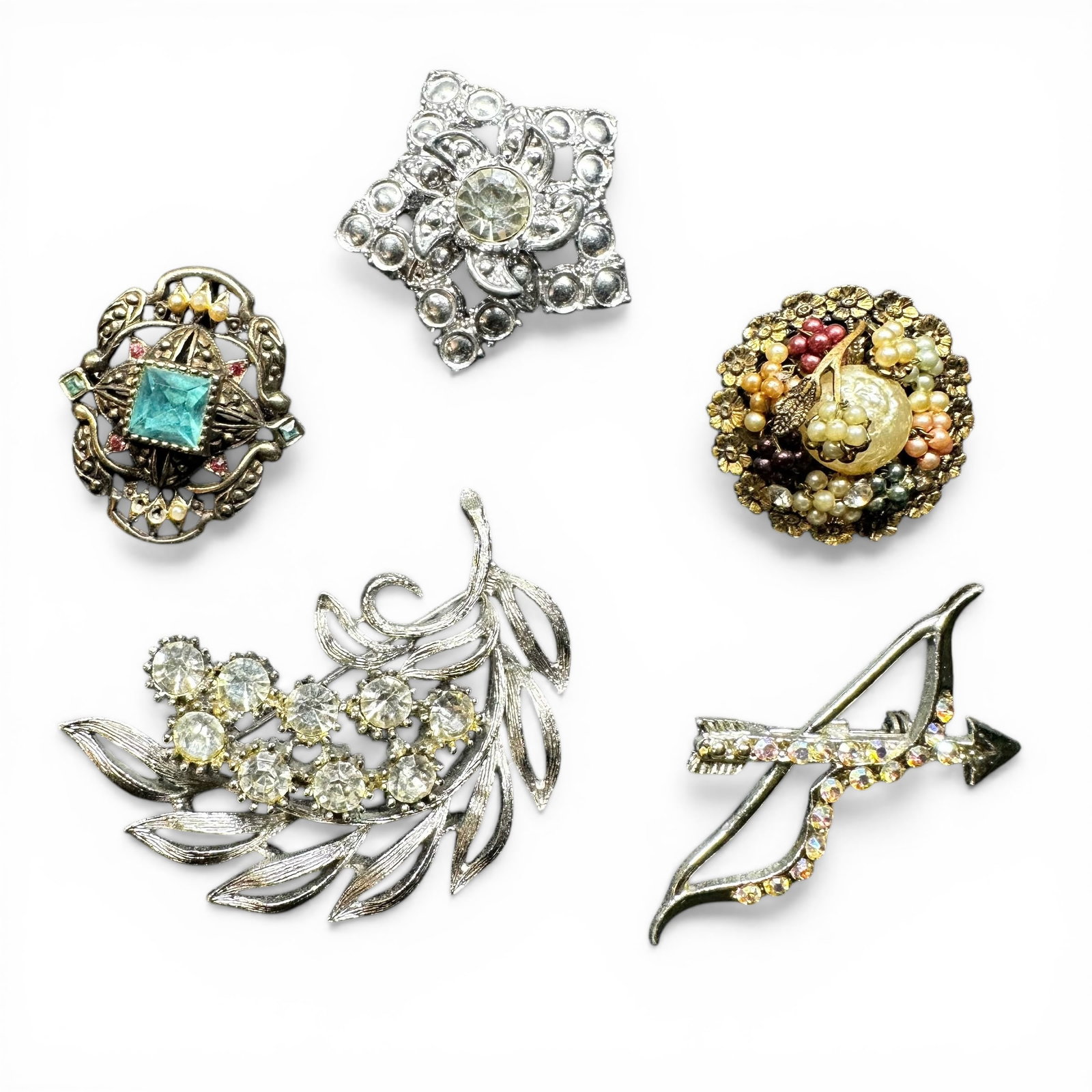 58g Vintage Rhinestone & Faux Pearl Brooch Lot: 58g Vintage Rhinestone & Faux Pearl Brooch Lot:Brand/Model: Unknown; mixed styles.Manufacturer Location: Not marked.Year Produced: Unknown.Condition: Overall good vintage condition with surface wear, 