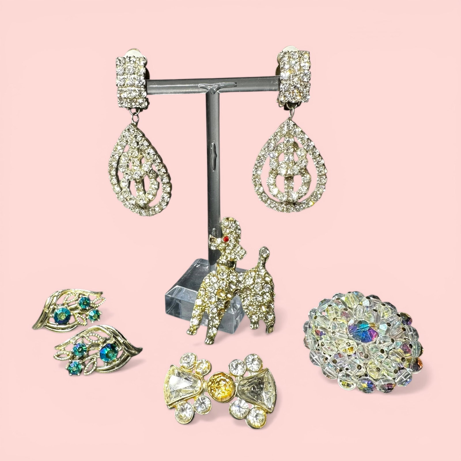 85g Vintage Rhinestone Jewelry Lot: 85g Vintage Rhinestone Jewelry Lot:Brand/Model: No hallmark.Manufacturer Location: Not marked.Year Produced: Unknown.Condition: Overall good vintage condition with surface wear, light tarnish, and min
