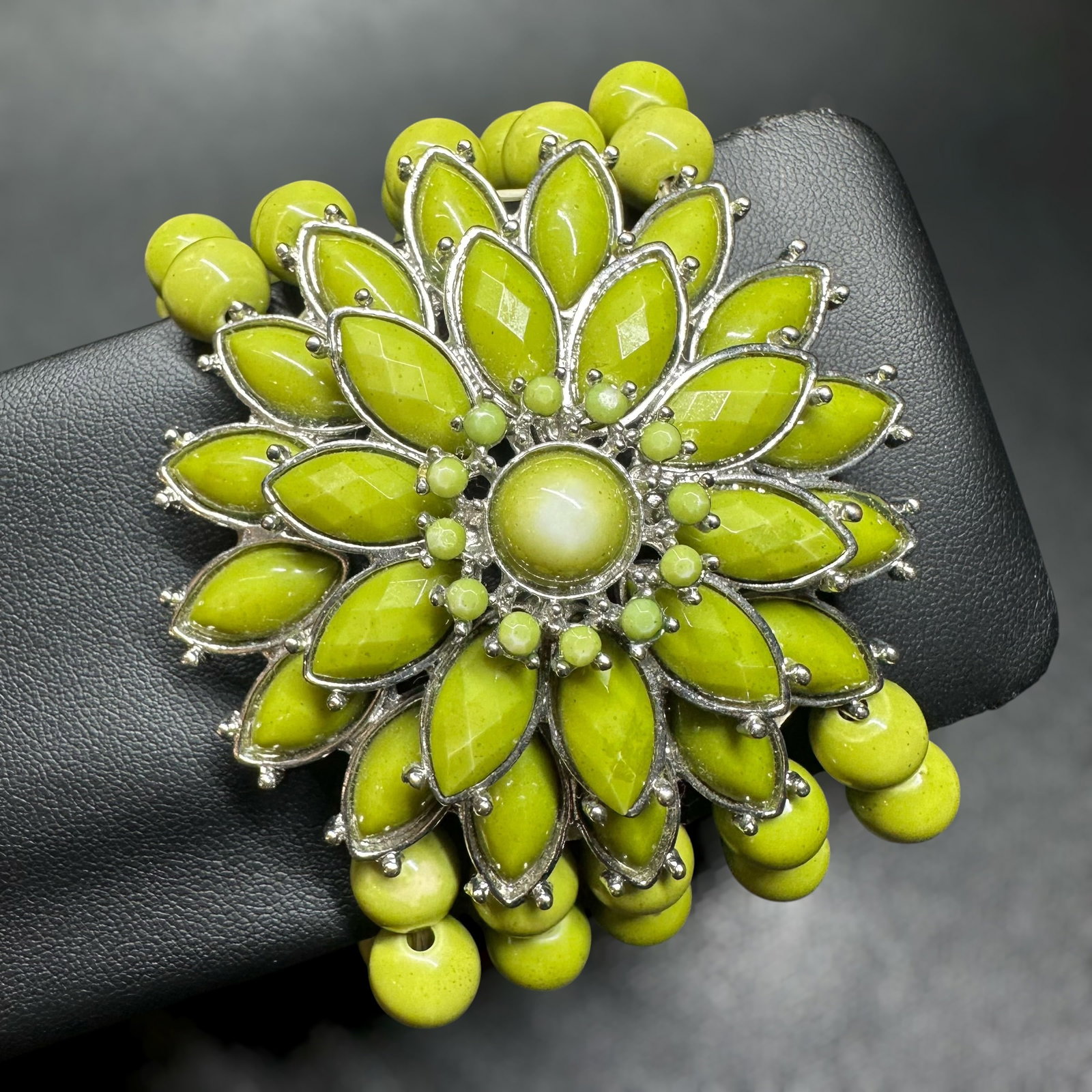 6.5”/77g Green Faceted Acrylic Flower Stretch Bracelet: 6.5”/77g Green Faceted Acrylic Flower Stretch Bracelet:Brand/Model: No hallmark.Manufacturer Location: Not marked.Year Produced: Unknown.Condition: Good condition with light surface wear and min