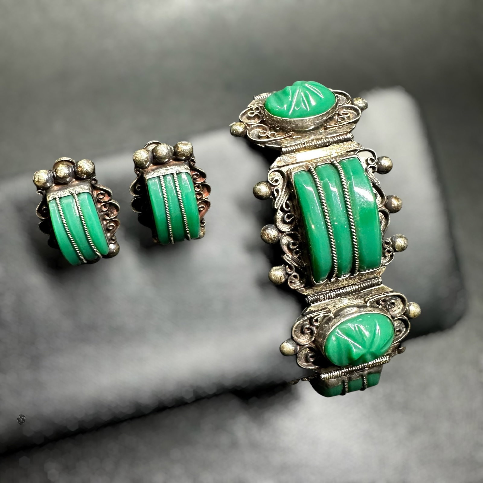 6.5”/79g Mexican Sterling Silver Green Onyx Bracelet & Screw Back Earring Set: 6.5”/79g Mexican Sterling Silver Green Onyx Bracelet & Screw Back Earring Set:Brand/Model: Marked Mexico.Manufacturer Location: Mexico.Year Produced: Unknown.Condition: Good vintage condition wi