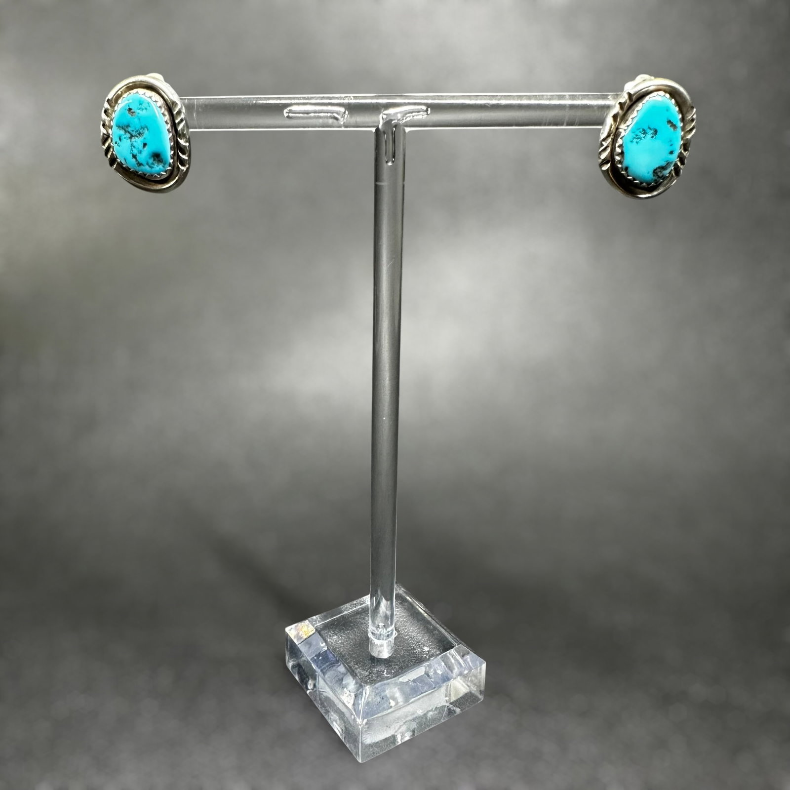 6g Native American Sterling Silver Kingman Turquoise Clip Earrings: 6g Native American Sterling Silver Kingman Turquoise Clip Earrings:Brand/Model: No hallmark.Manufacturer Location: unmarkedYear Produced: UnknownCondition: Good condition with light surface wear and p