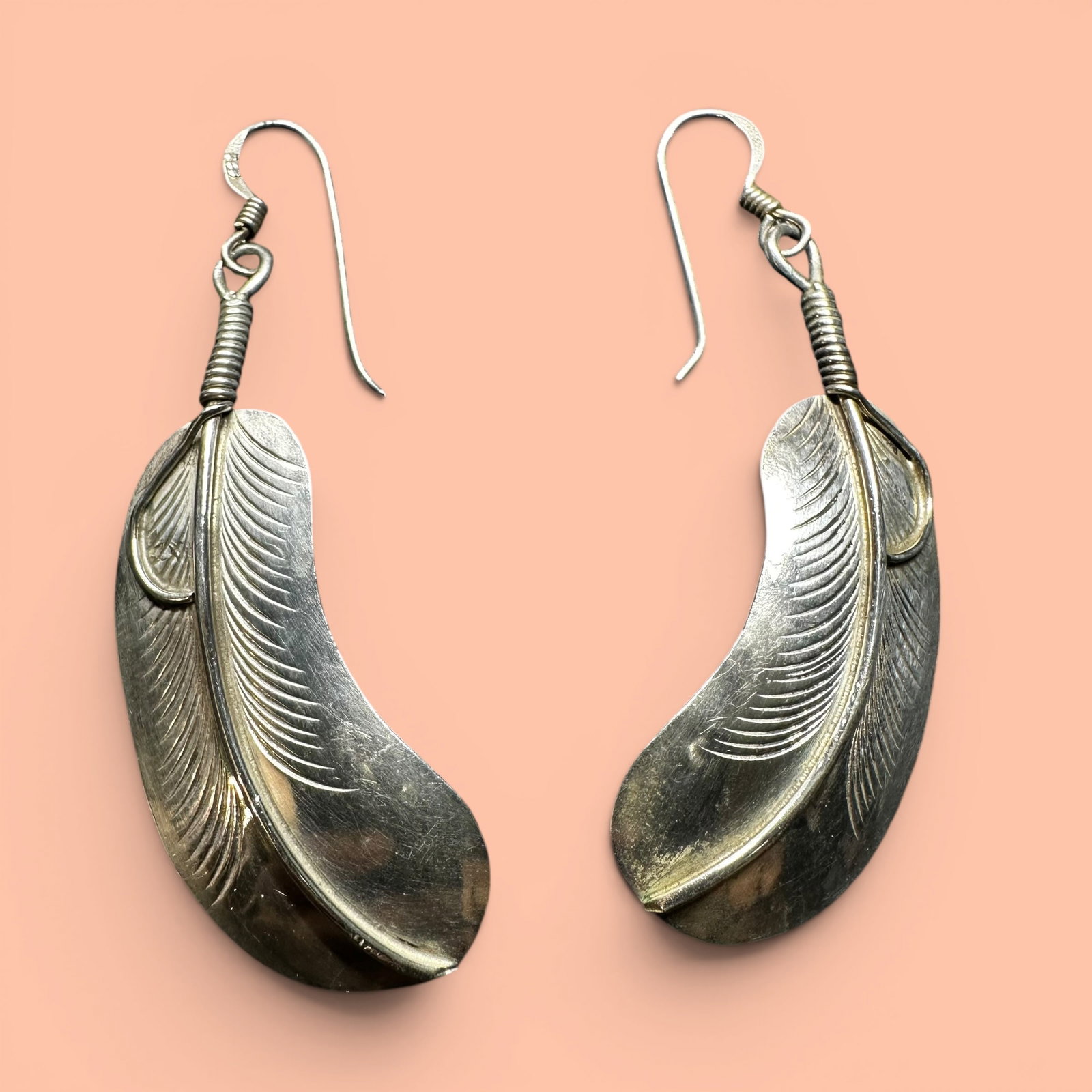 6g Native American Sterling Silver Feather Earrings: 6g Native American Sterling Silver Feather Earrings:Brand/Model: No hallmark.Manufacturer Location: unmarkedYear Produced: UnknownCondition: Good condition with light surface wear and patina consisten