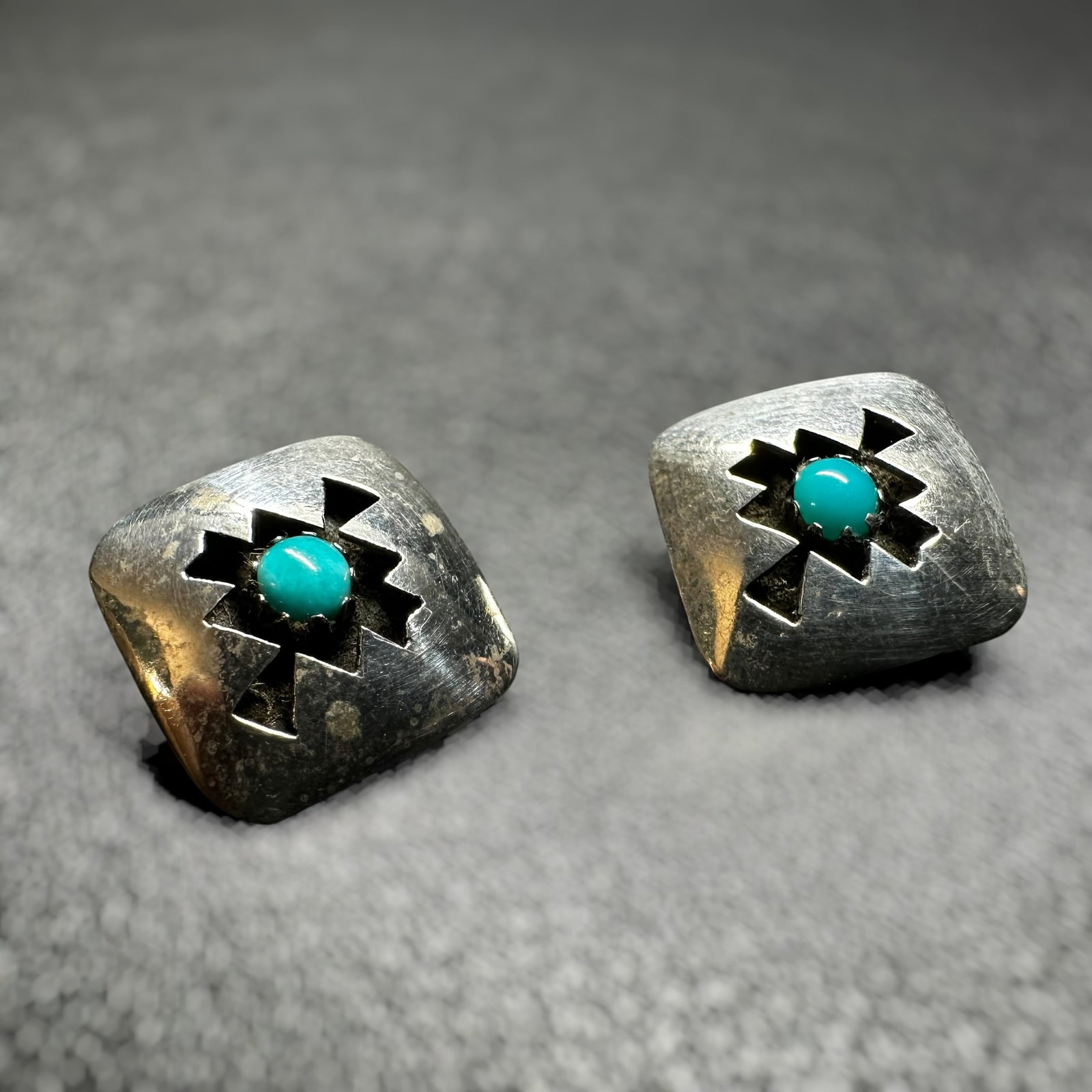 3g Native American Kingman Turquoise Shadowbox Clip Earrings: 3g Native American Kingman Turquoise Shadowbox Clip Earrings:Brand/Model: No hallmark.Manufacturer Location: unmarkedYear Produced: UnknownCondition: Good condition with surface wear and patina consis