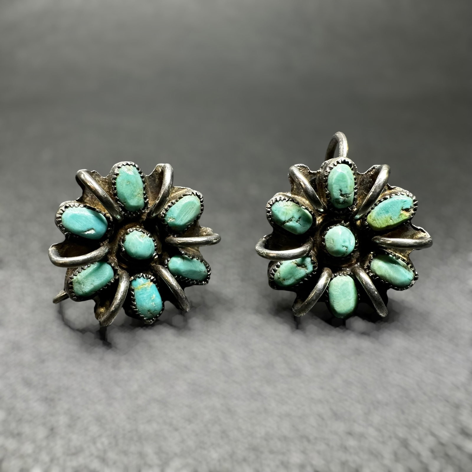 6g Native American Kingman Turquoise Petit Point Screw Back Earrings (1 of 7)