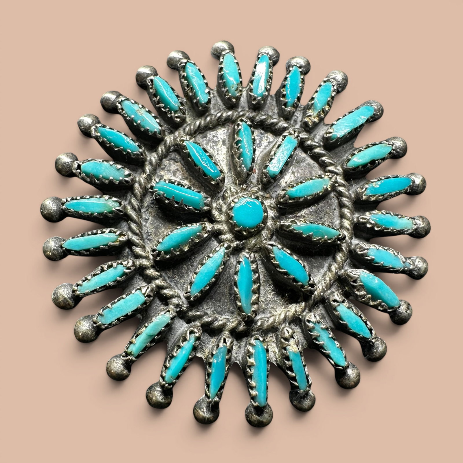 7g Native American Sterling Silver Petit Point Kingman Turquoise Brooch: 7g Native American Sterling Silver Petit Point Kingman Turquoise Brooch:Brand/Model: No hallmark.Manufacturer Location: unmarked.Year Produced: Unknown.Condition: Good condition with surface wear and 