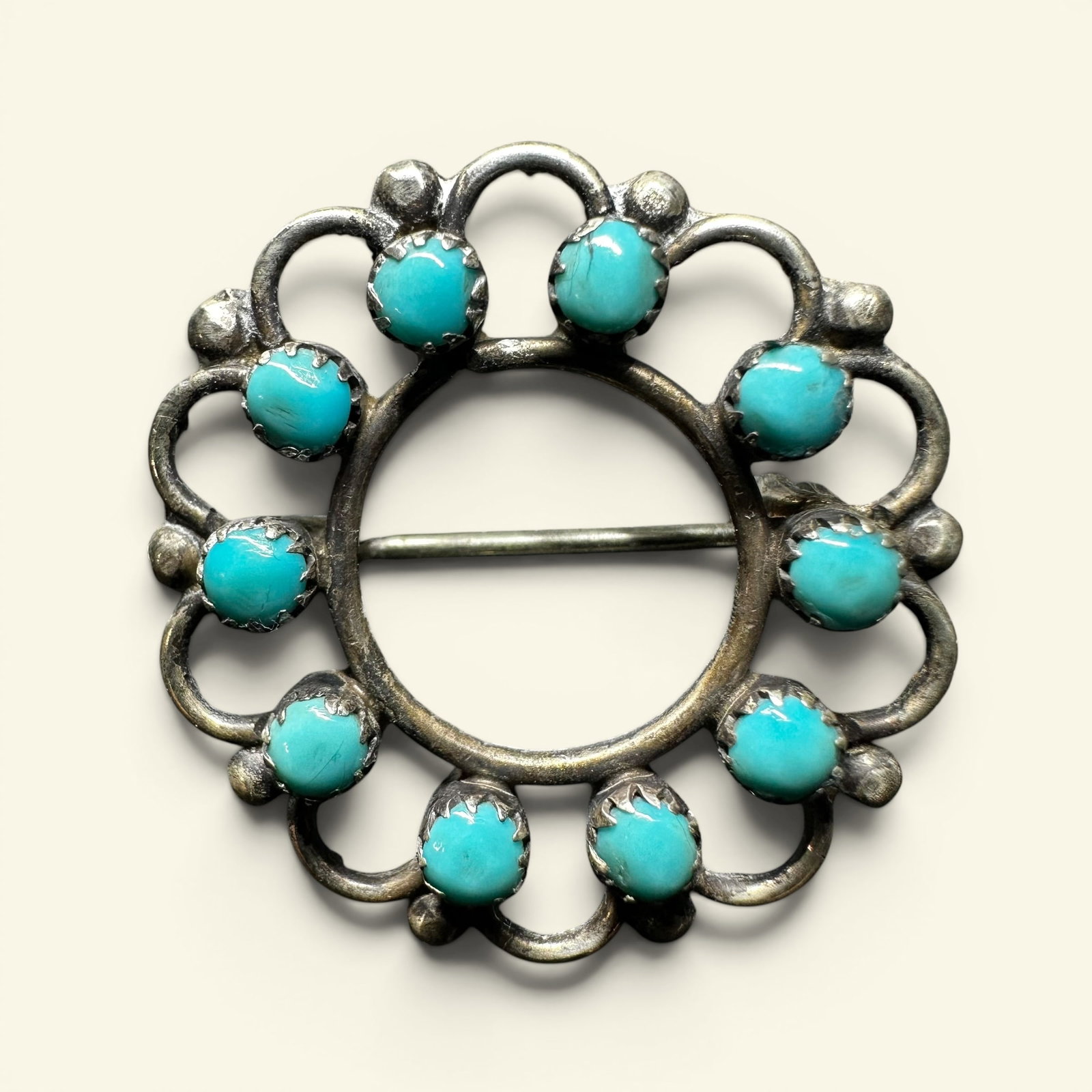 3g Native American Sterling Silver Kingman Petit Point Turquoise Brooch: 3g Native American Sterling Silver Kingman Petit Point Turquoise Brooch:Brand/Model: Unknown; No hallmark.Manufacturer Location: unmarked.Year Produced: Unknown.Condition: Good condition with light su