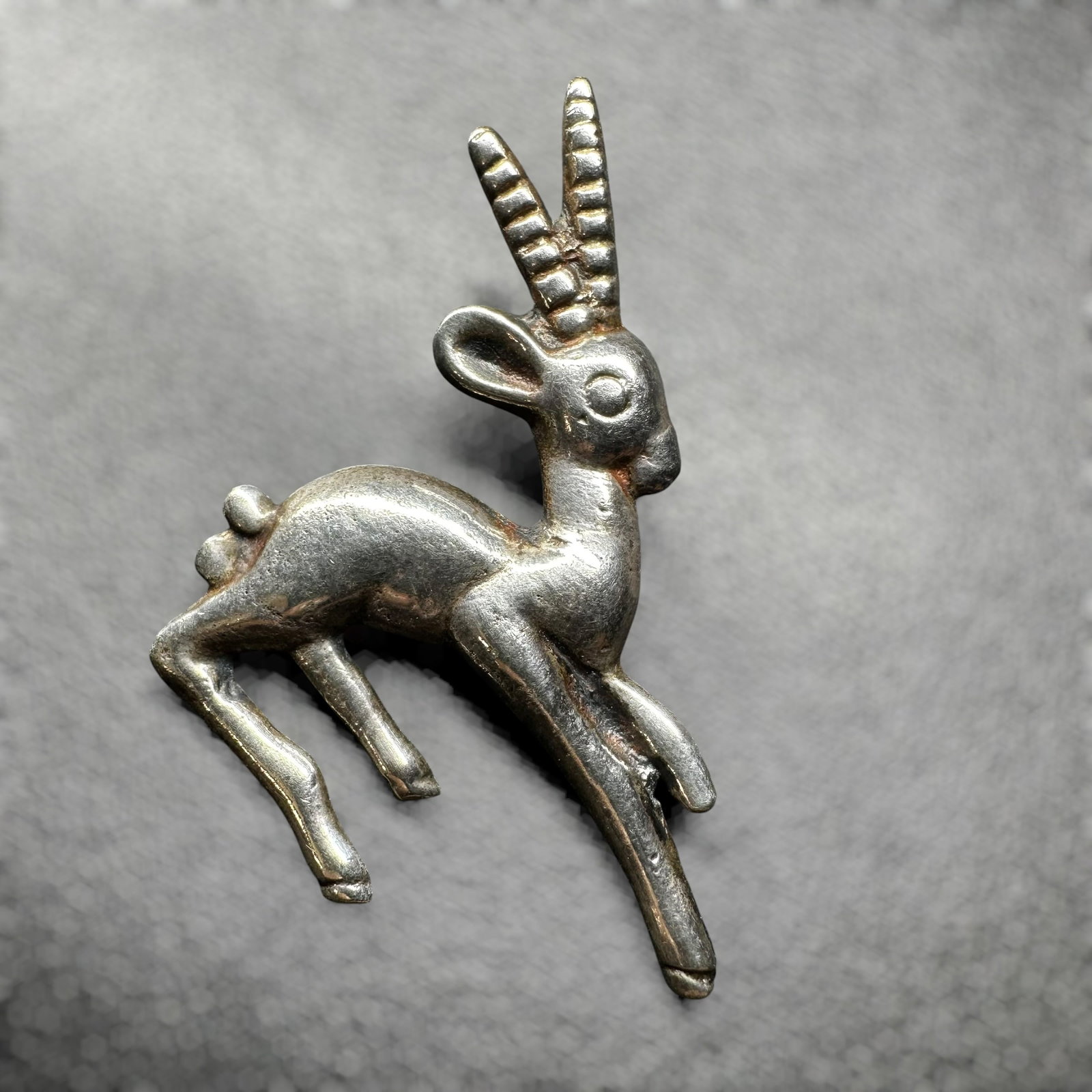 6g Vintage Mexico Sterling Silver Gazelle Brooch: 6g Vintage Mexico Sterling Silver Gazelle Brooch:Brand/Model: No hallmark.Manufacturer Location: unmarked.Year Produced: 1940s-1960s.Condition: Good condition with surface wear, tarnish, and oxidation