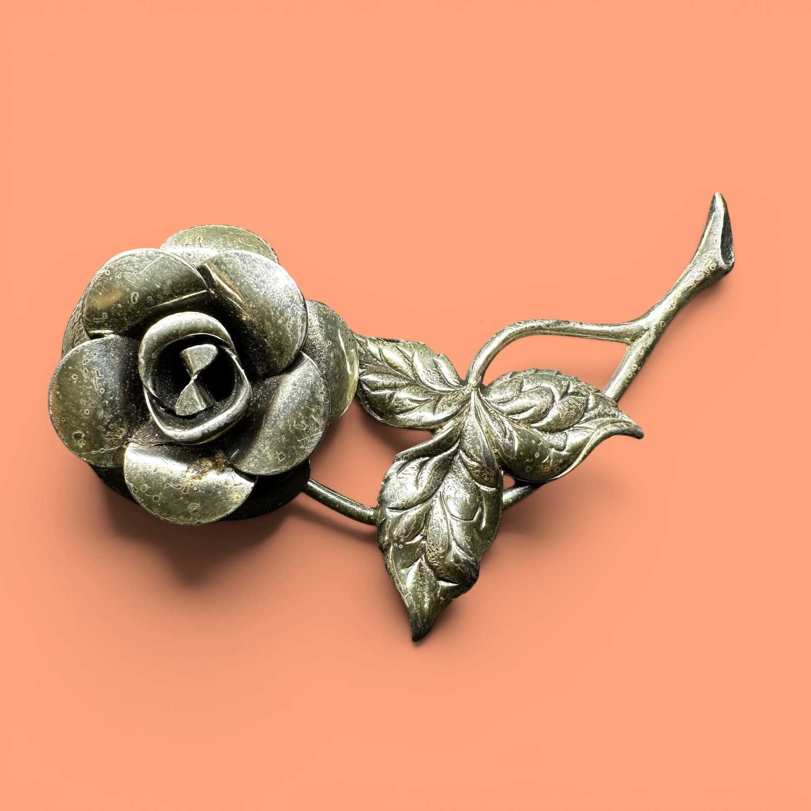 5g Vintage Beau Sterling Silver Rose Brooch: 5g Vintage Beau Sterling Silver Rose Brooch:Brand/Model: Beau.Manufacturer Location: Rhode Island.Year Produced: Unknown.Condition: Good condition with surface wear, tarnish, and patina consistent wit