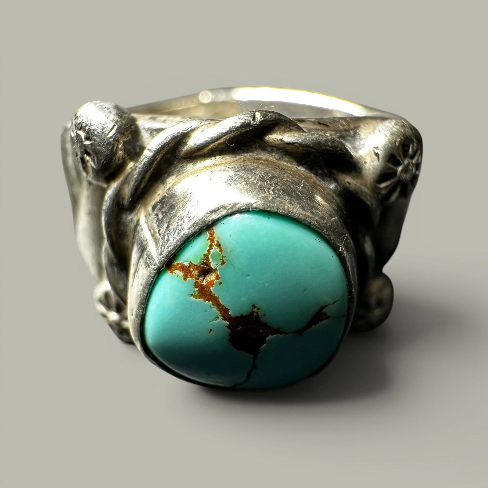 Sz9/13g Native American Sterling Silver Royston Turquoise Ring: Sz9/13g Native American Sterling Silver Royston Turquoise Ring:Brand/Model: No hallmark.Manufacturer Location: unmarked.Year Produced: Unknown.Condition: Good condition with surface wear, scratches, a