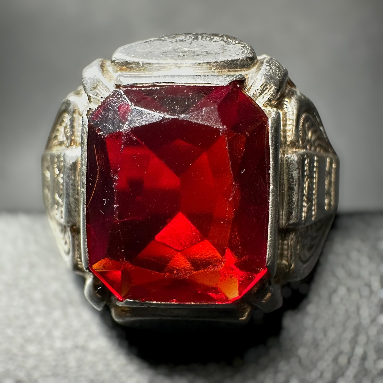 Sz11.5/6g Vintage Sterling Silver Ruby Red Glass Ring (1 of 9)