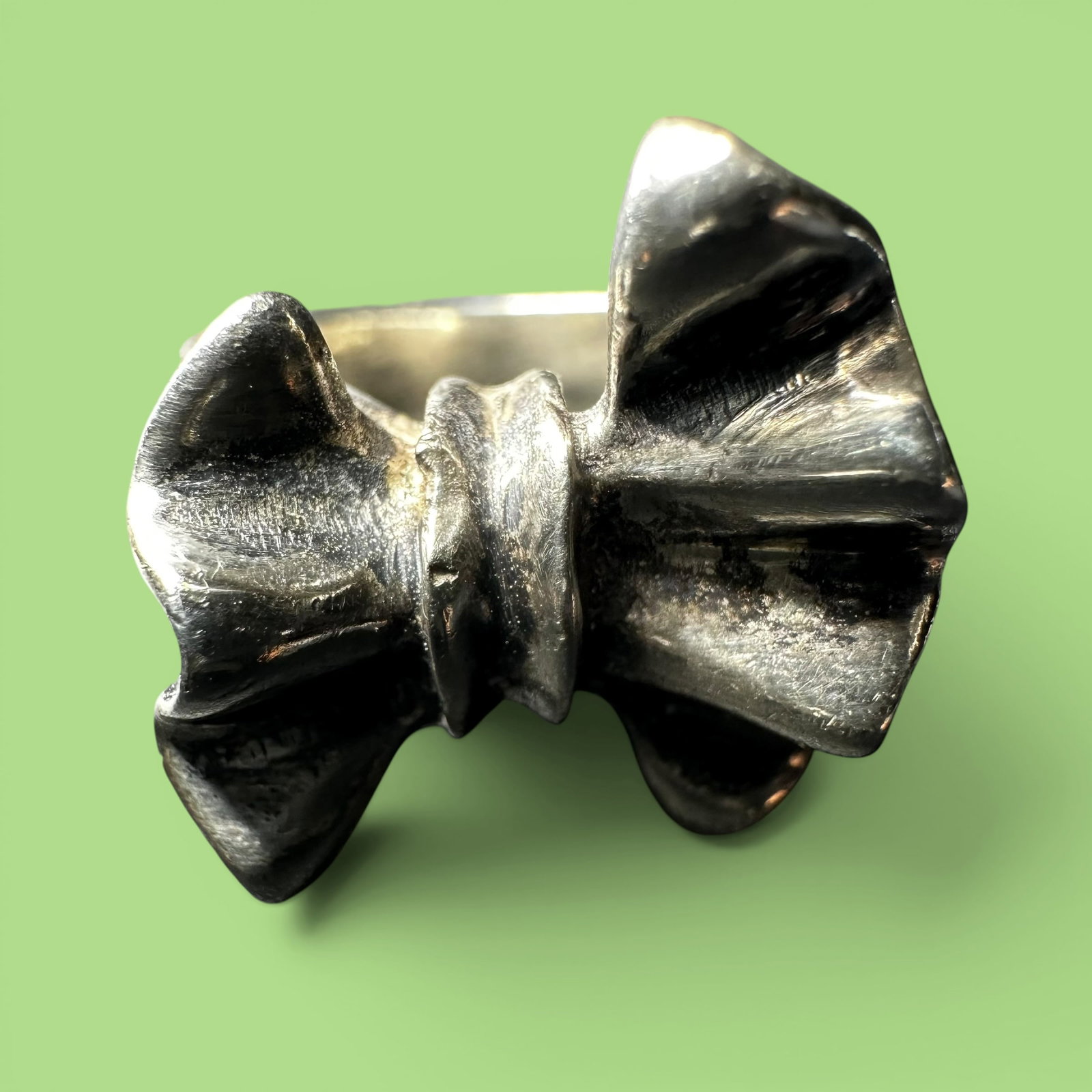 Sz7/10g 925 Sterling Silver Bow Ring: Sz7/10g 925 Sterling Silver Bow Ring:Brand/Model: No hallmark.Manufacturer Location: unmarked.Year Produced: Unknown.Condition: Good condition with surface wear, tarnish, and minor scuffs consistent w