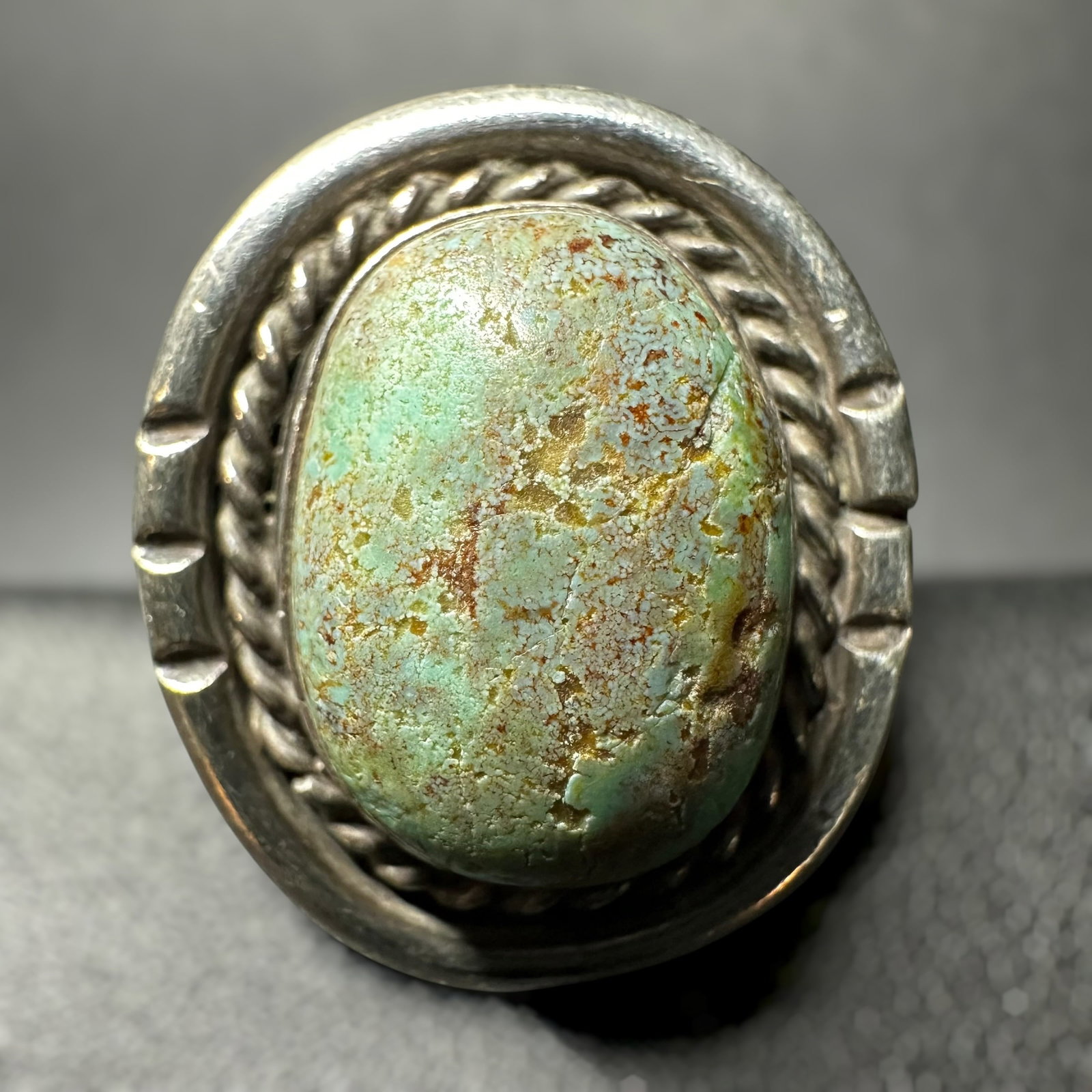 Sz5.5/10g Native American Sterling Silver Turquoise Ring: Sz5.5/10g Native American Sterling Silver Turquoise Ring:Brand/Model: No hallmark.Manufacturer Location: unmarked.Year Produced: Unknown.Condition: Good condition with surface wear, tarnish, and minor